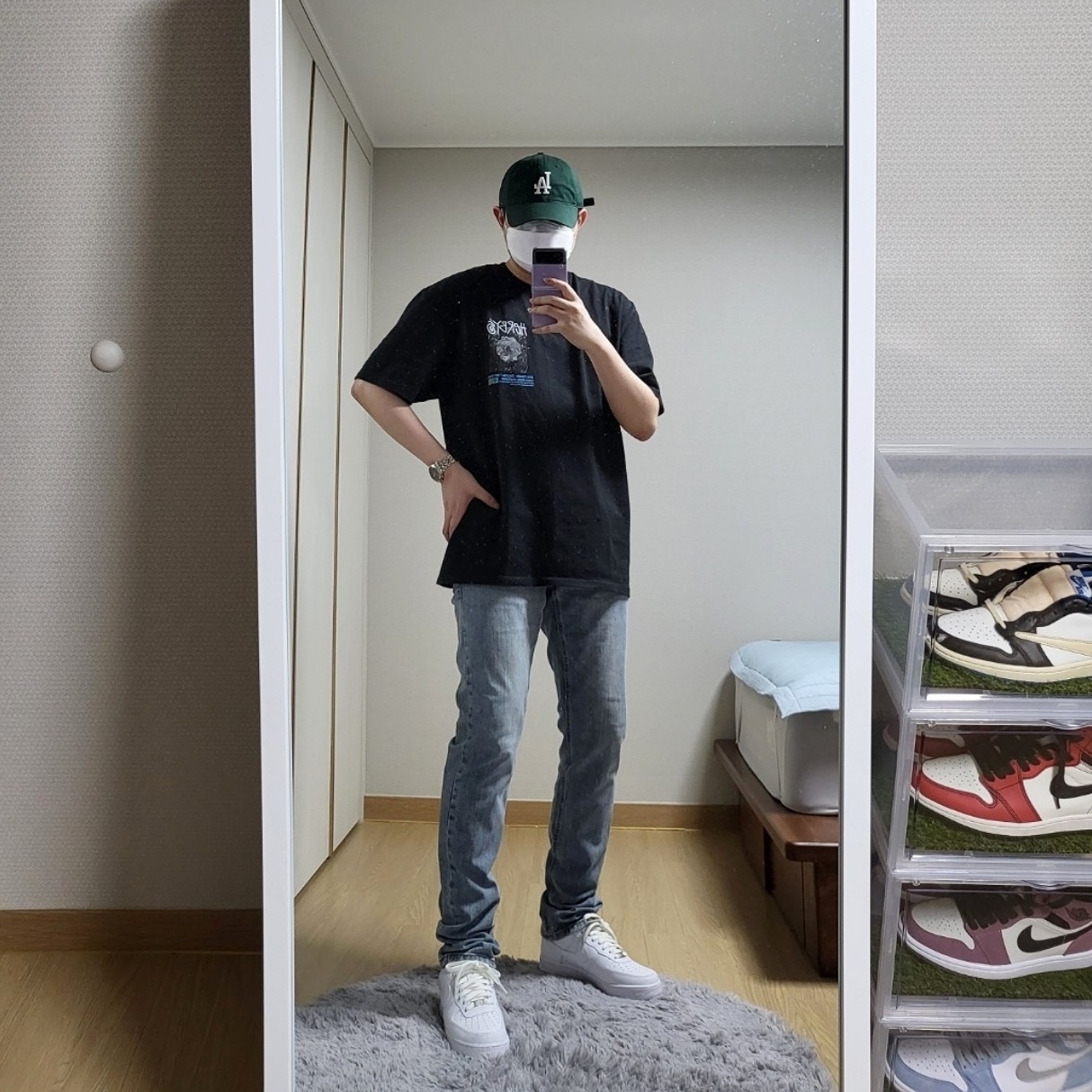 Stussy Herby's Dyed T-Shirt Black, Nike Air Force 1 '07 Low White 착용 스타일