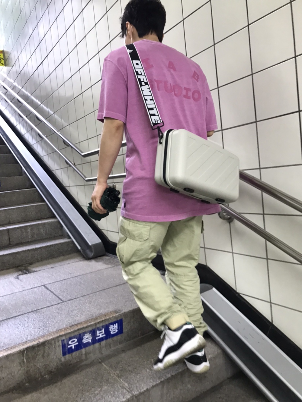 IAB Studio Pigment T-Shirt Magenta, Off-White x Amore Pacific Protection Box (Without Cosmetics) 착용 스타일