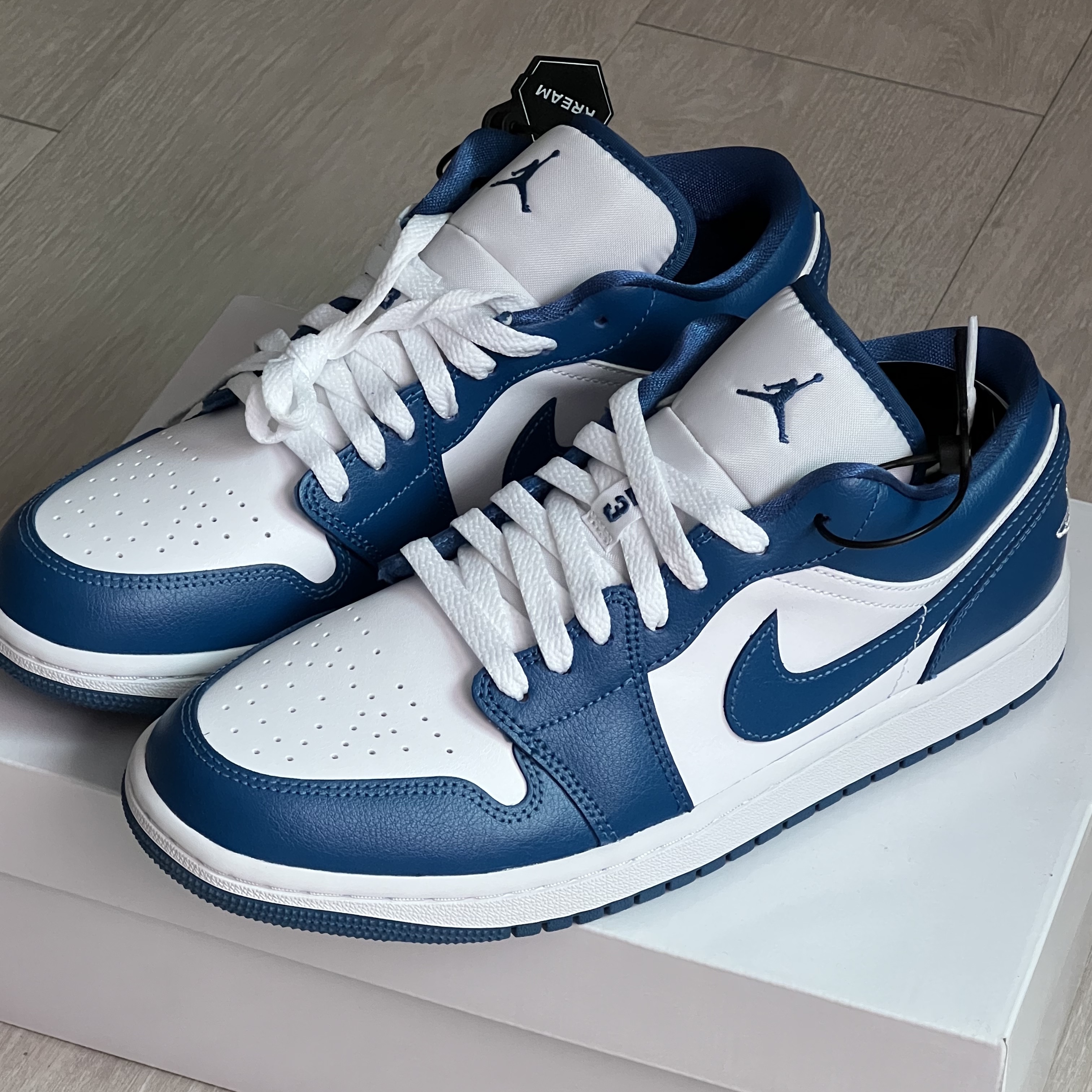 (W) Jordan 1 Low White Dark Marina Blue 착용 스타일 - 1