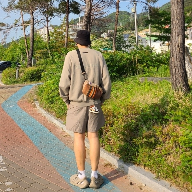 Essentials Pull-Over Crewneck Sweatshirt Moss - 21SS, Essentials Volley Shorts Taupe - 21SS 착용 스타일 - 2