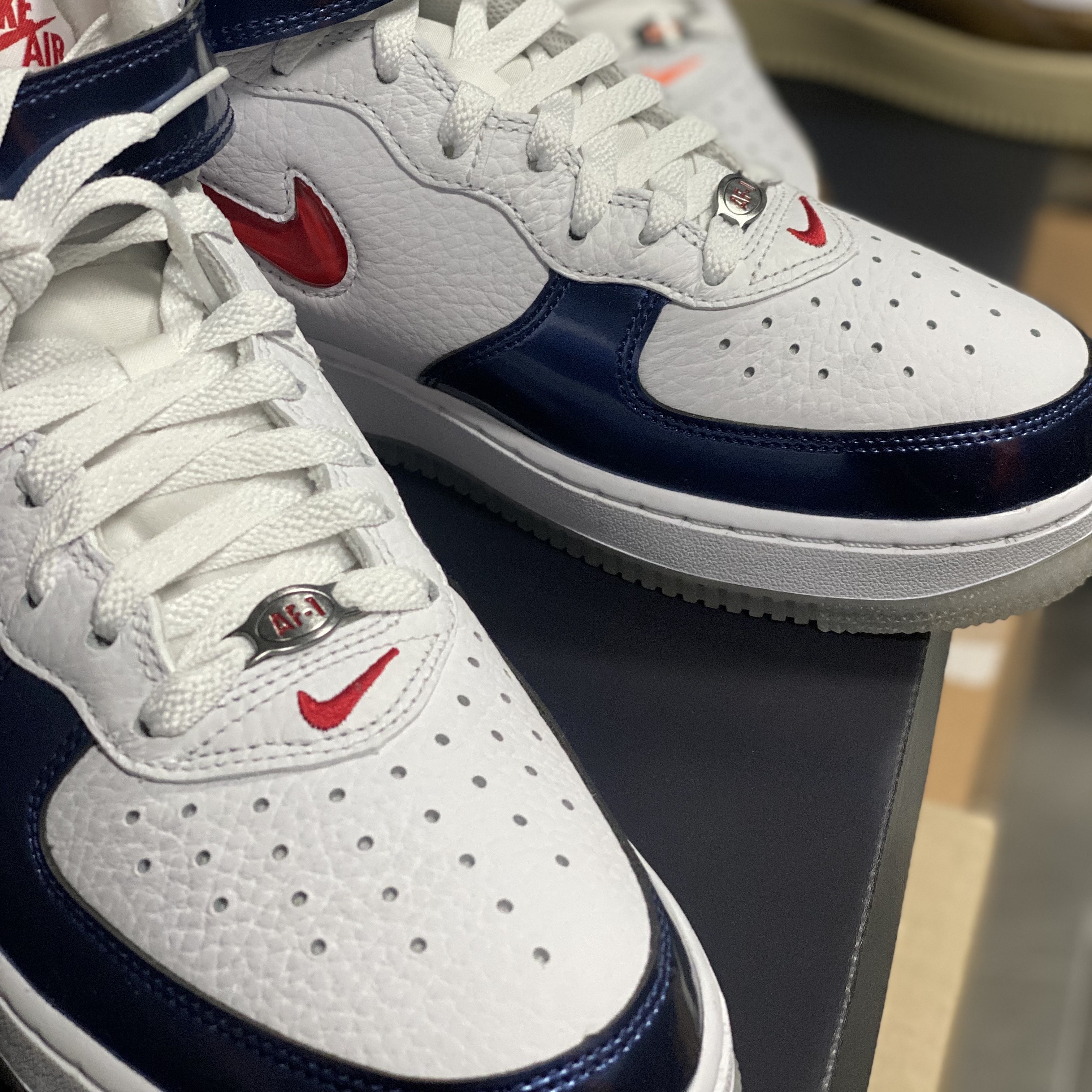 Nike Air Force 1 Mid QS University Red and Midnight Navy 착용 스타일