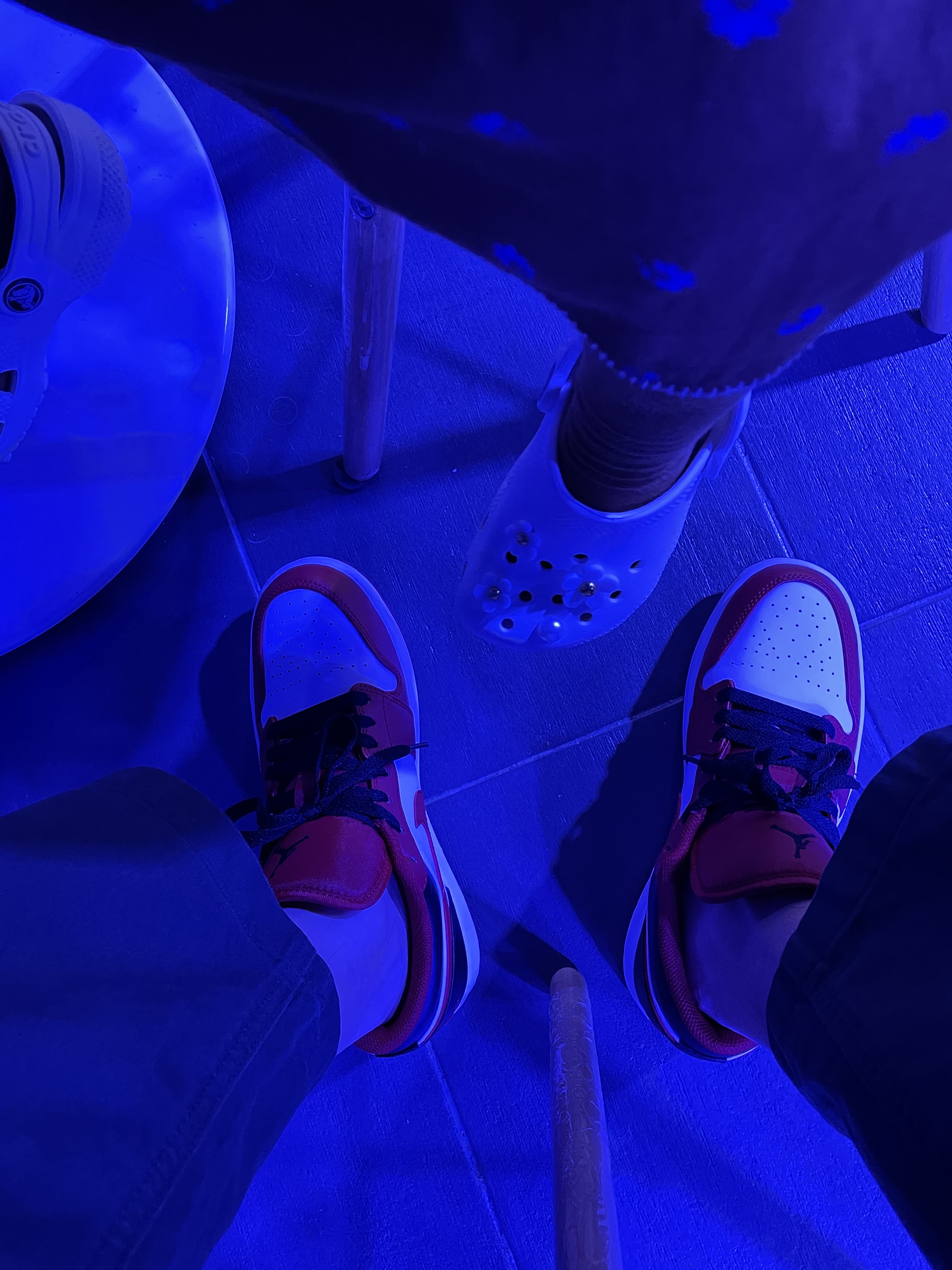 Jordan 1 Low White Gym Red Black, Crocs Classic Clog White 착용 스타일 - 3
