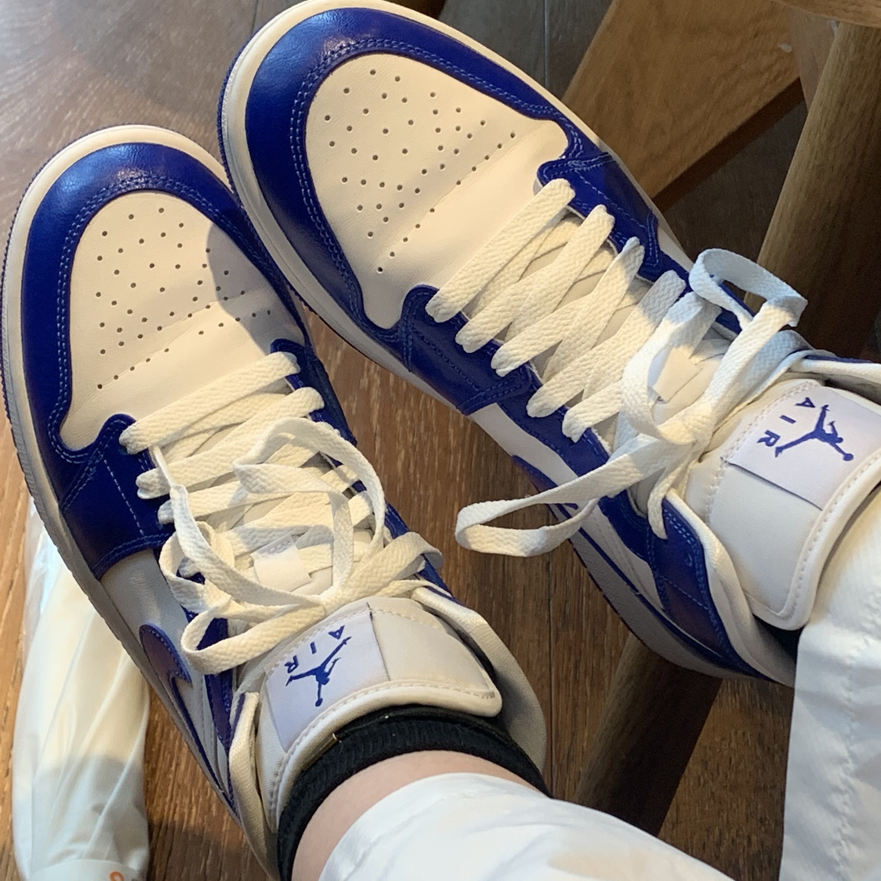 (W) Jordan 1 Mid White Hyper Royal 착용 스타일 - 2