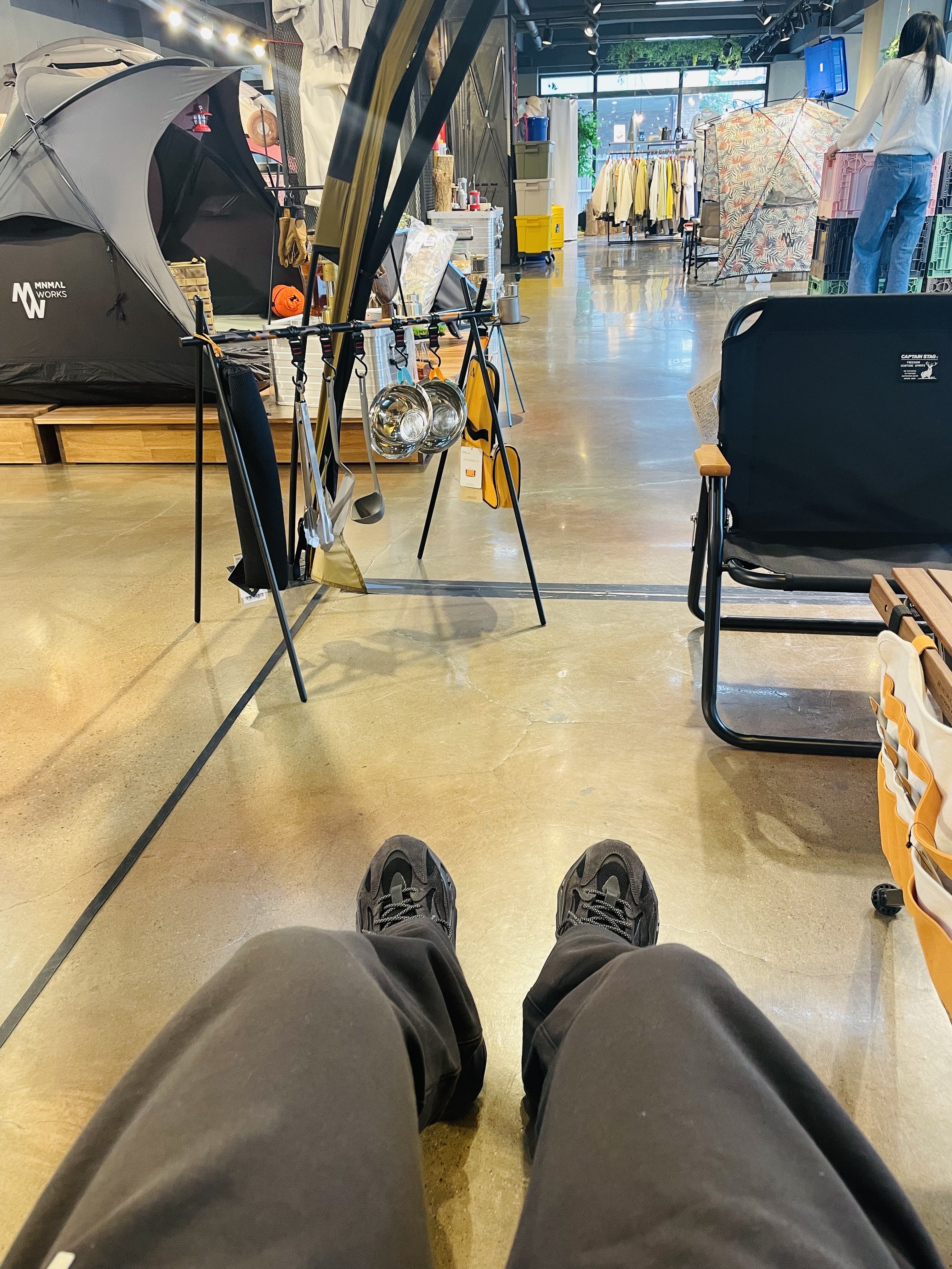Adidas Yeezy Boost 700 V2 Vanta 2019, Essentials 1977 Relaxed Sweatpants Iron - 22SS 착용 스타일 - 3