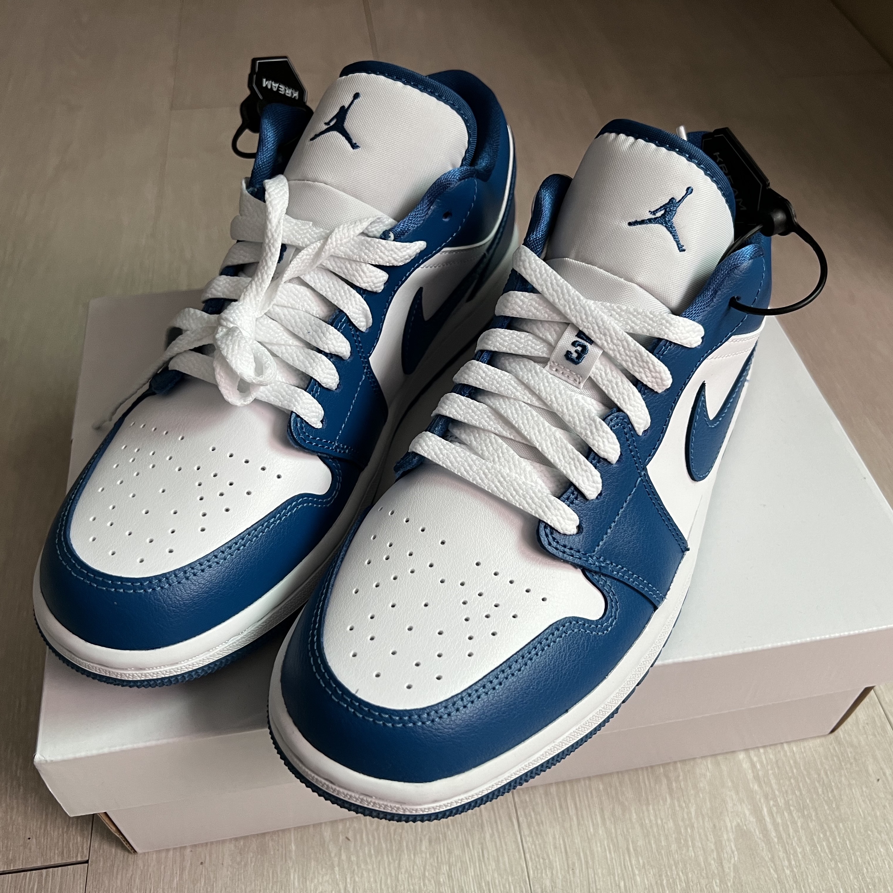 (W) Jordan 1 Low White Dark Marina Blue 착용 스타일 - 2
