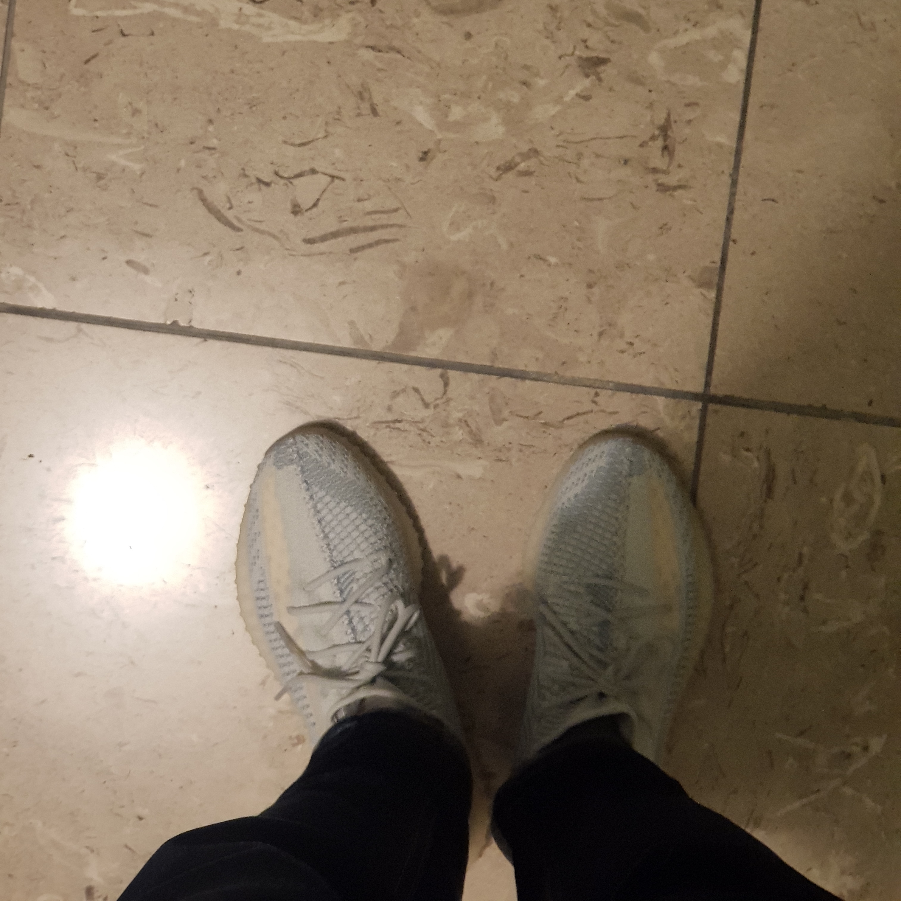 Adidas Yeezy Boost 350 V2 Cloud White - Non-Reflective 착용 스타일 - 2