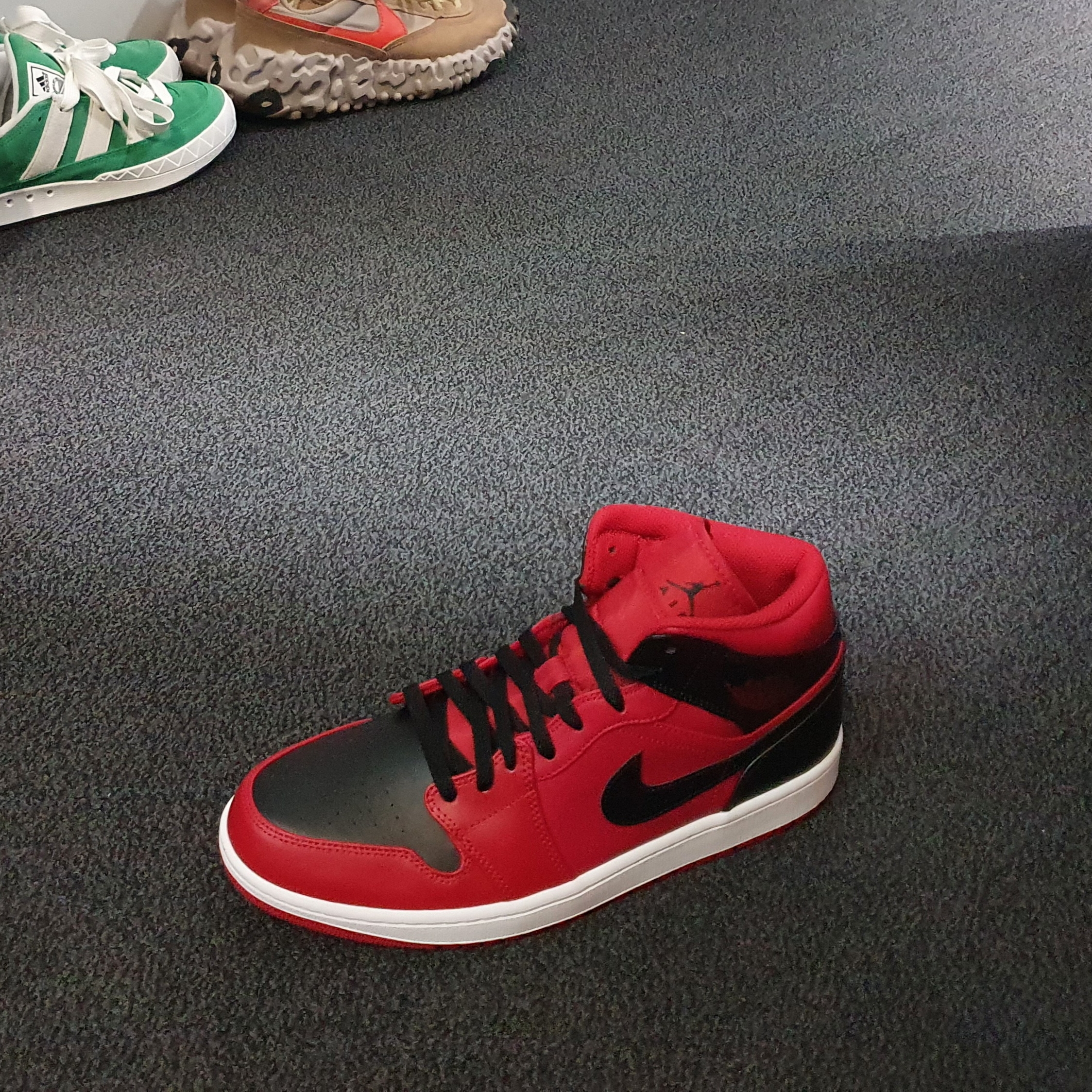 Jordan 1 Mid Reverse Bred, Adidas Adimatic Green 착용 스타일