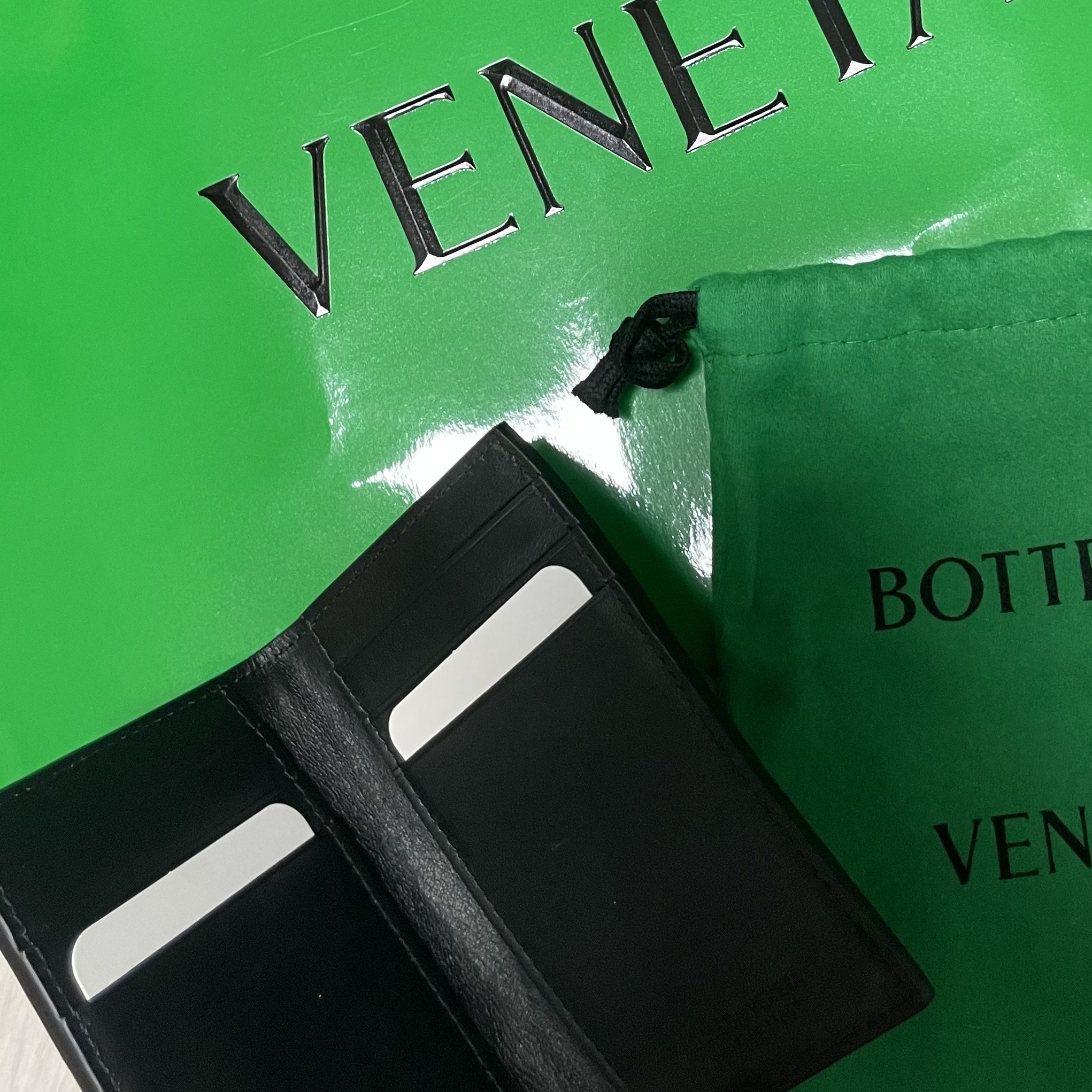 Bottega Veneta Flap Card Case Black 착용 스타일 - 2