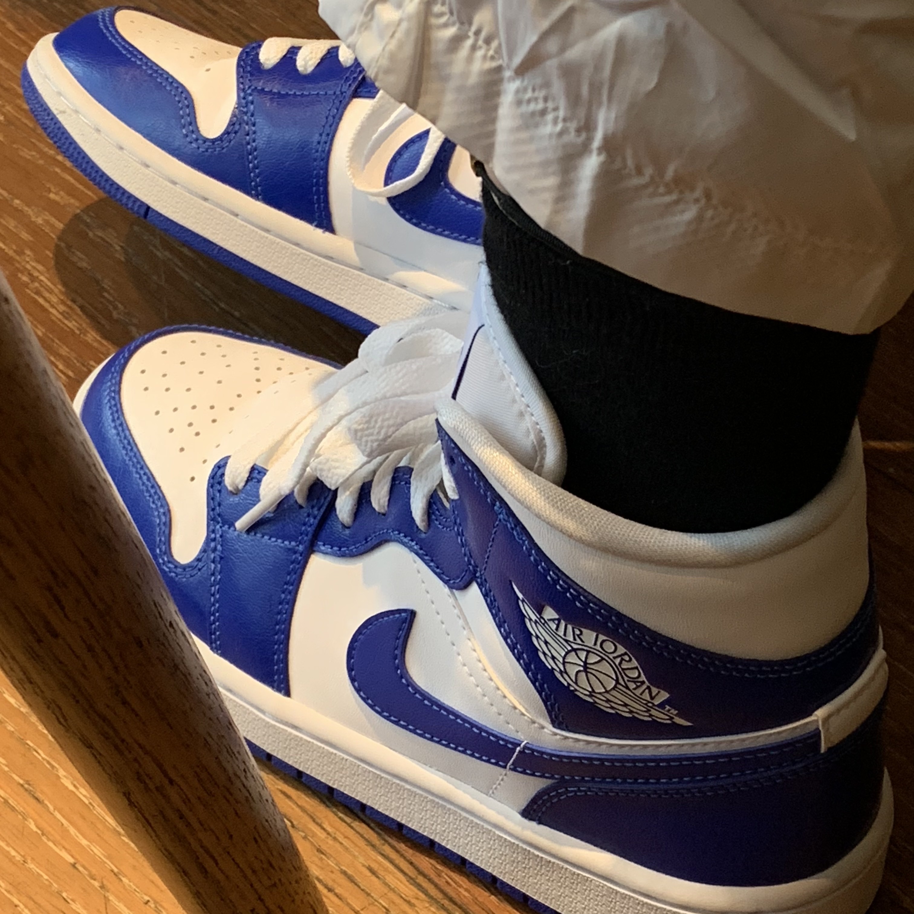 (W) Jordan 1 Mid White Hyper Royal 착용 스타일 - 1