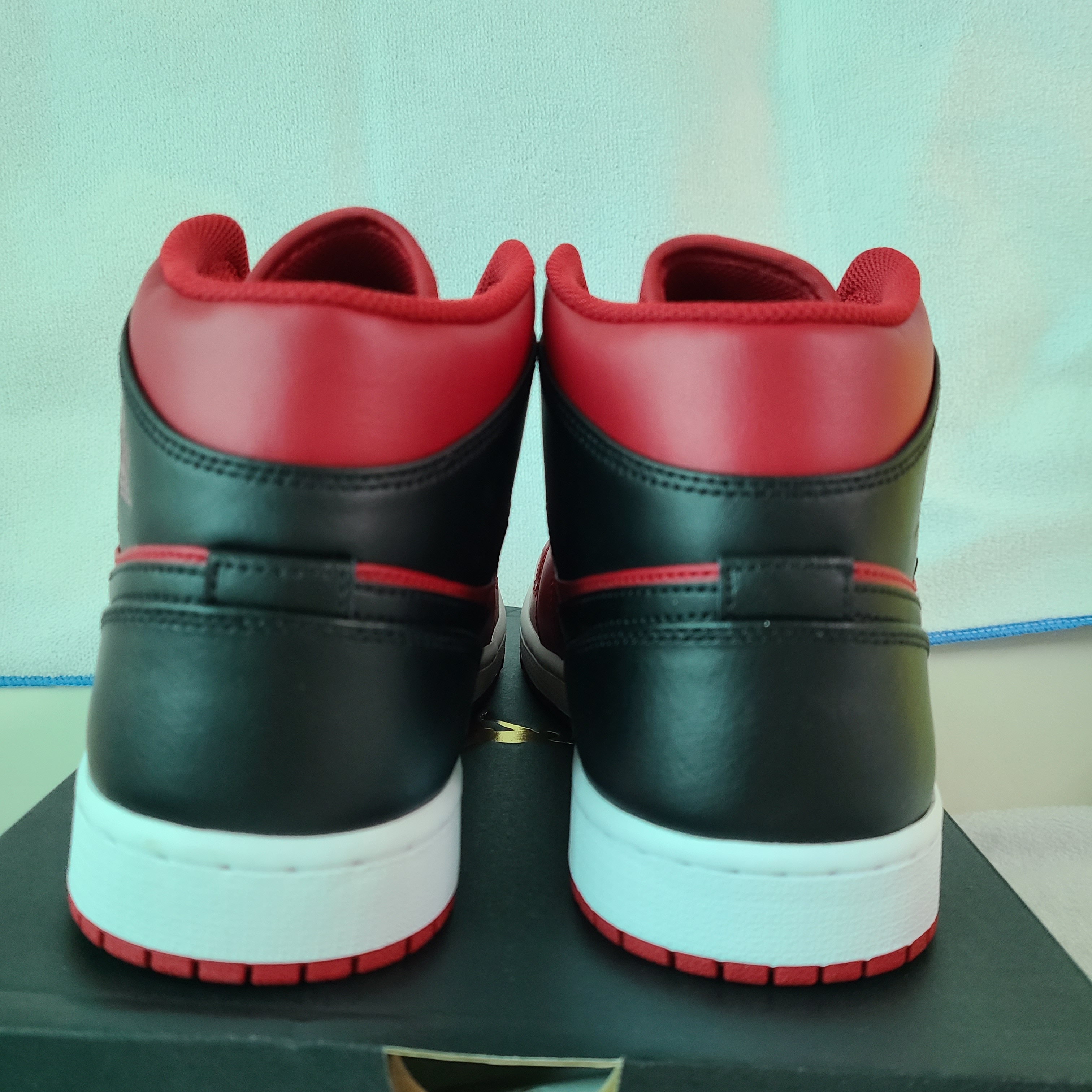 Jordan 1 Mid Reverse Bred 착용 스타일 - 3