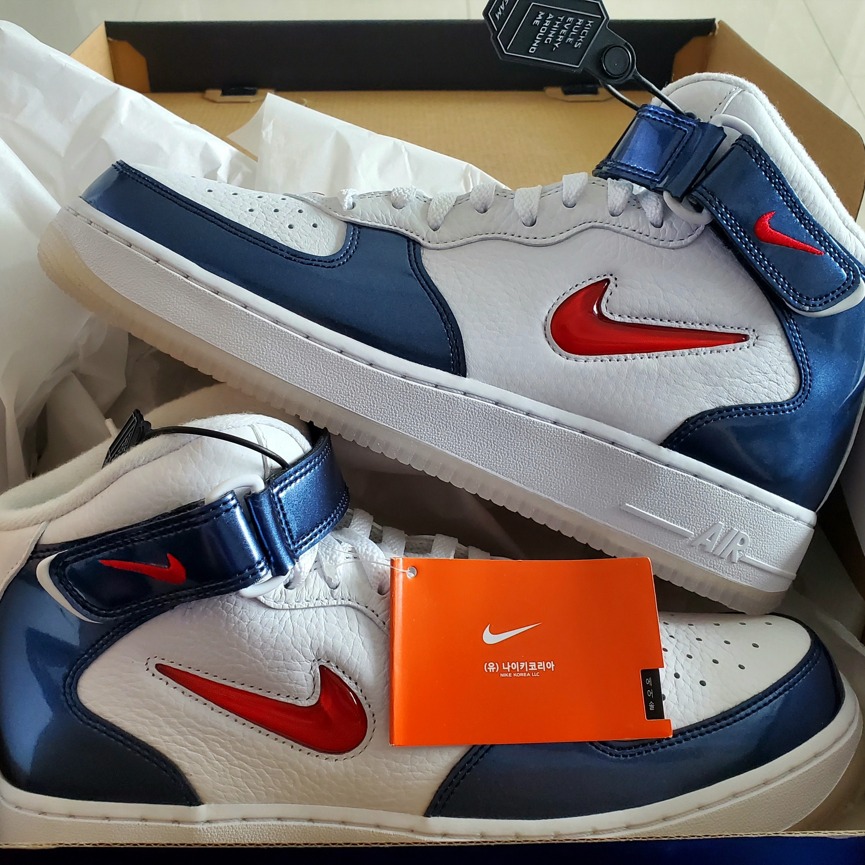 Nike Air Force 1 Mid QS University Red and Midnight Navy 착용 스타일