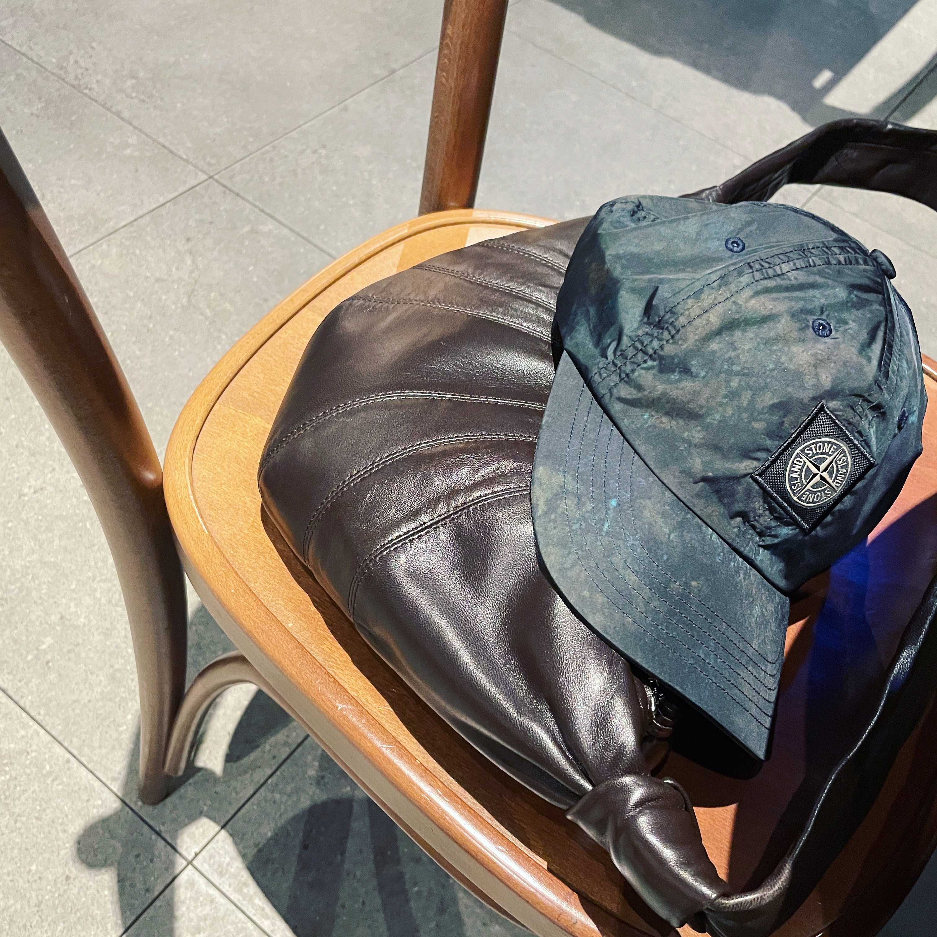 Lemaire Small Croissant Bag Soft Nappa Leather Dark Chocolate, Supreme x Stone Island Painted Camo Nylon 6-Panel Black - 20FW 착용 스타일