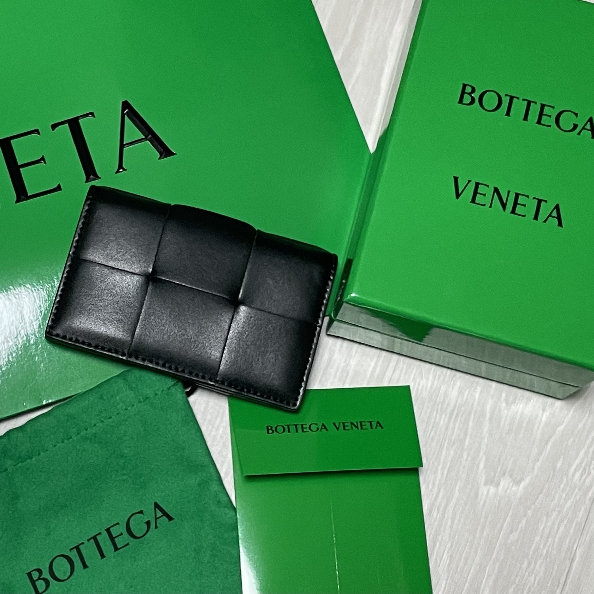 Bottega Veneta Flap Card Case Black 착용 스타일 - 1