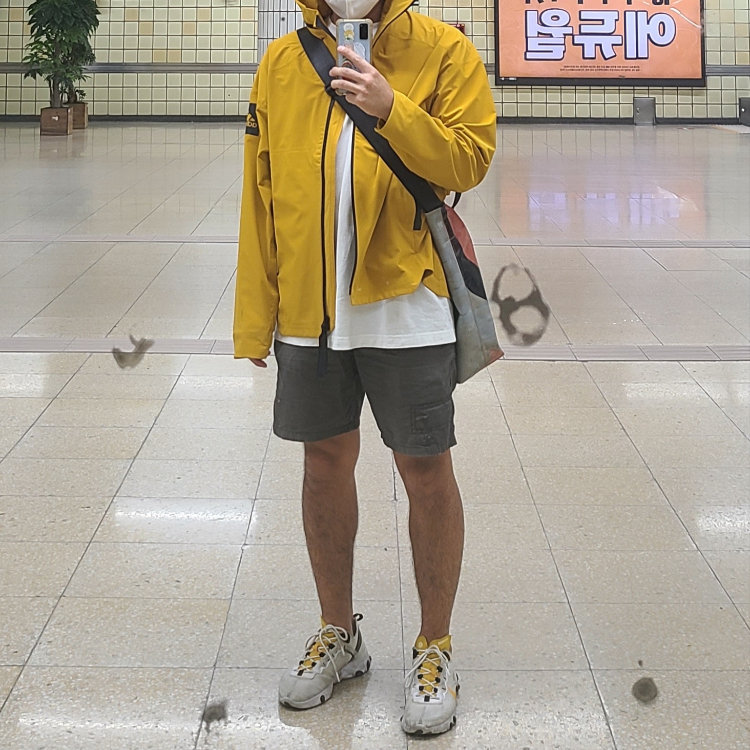 Nike React Element 55 University Gold 착용 스타일 - 2