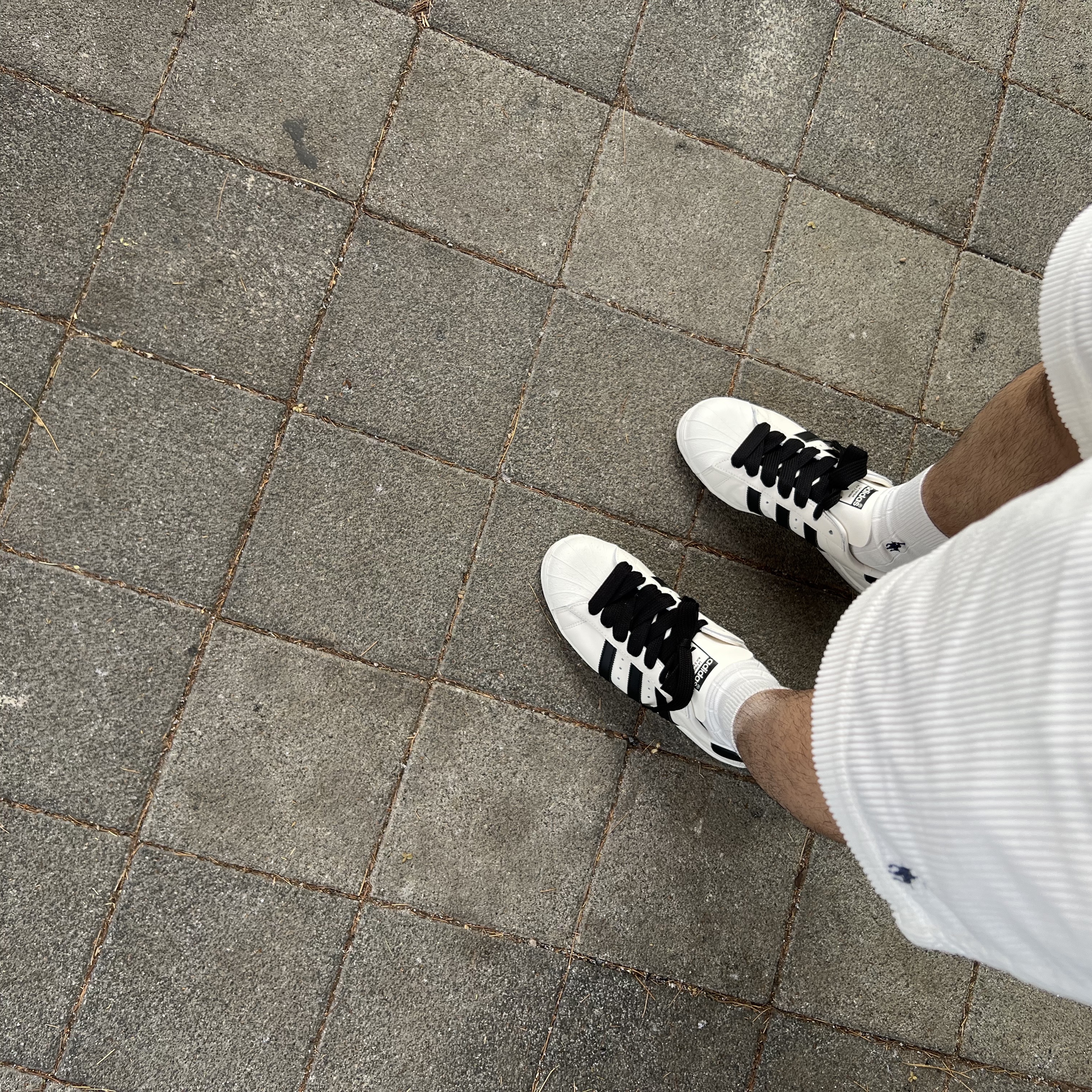 Adidas Superstar 82 White Black 착용 스타일