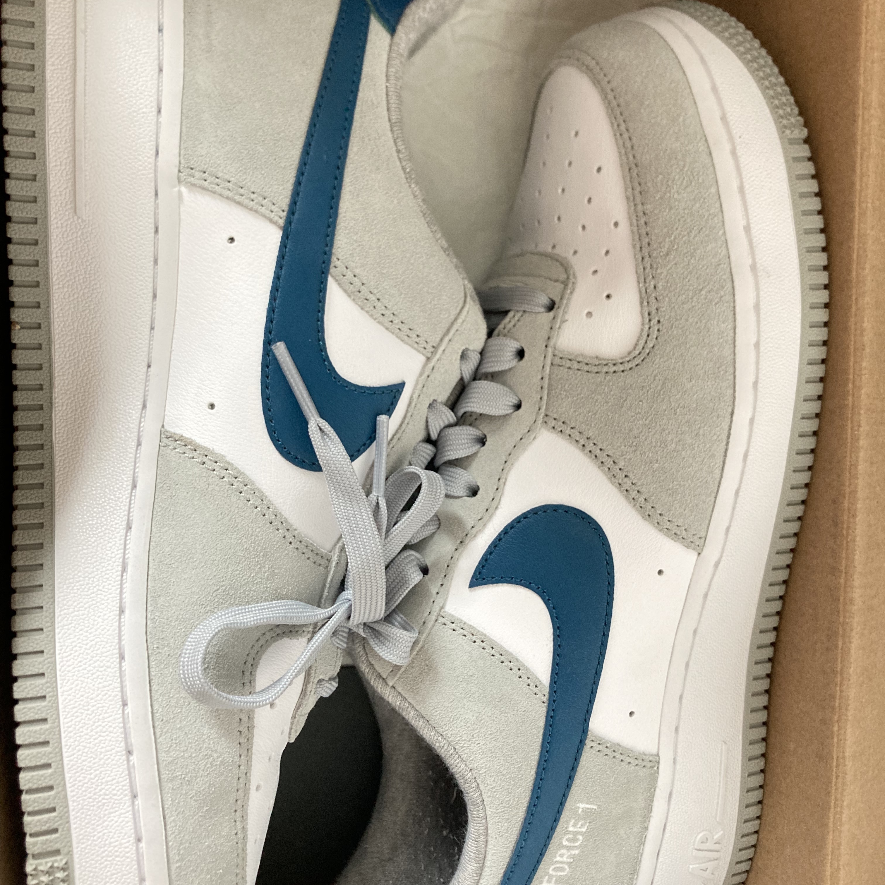 Nike Air Force 1 '07 LV8 Athletic Club Light Smoke Grey Marina 착용 스타일 - 1