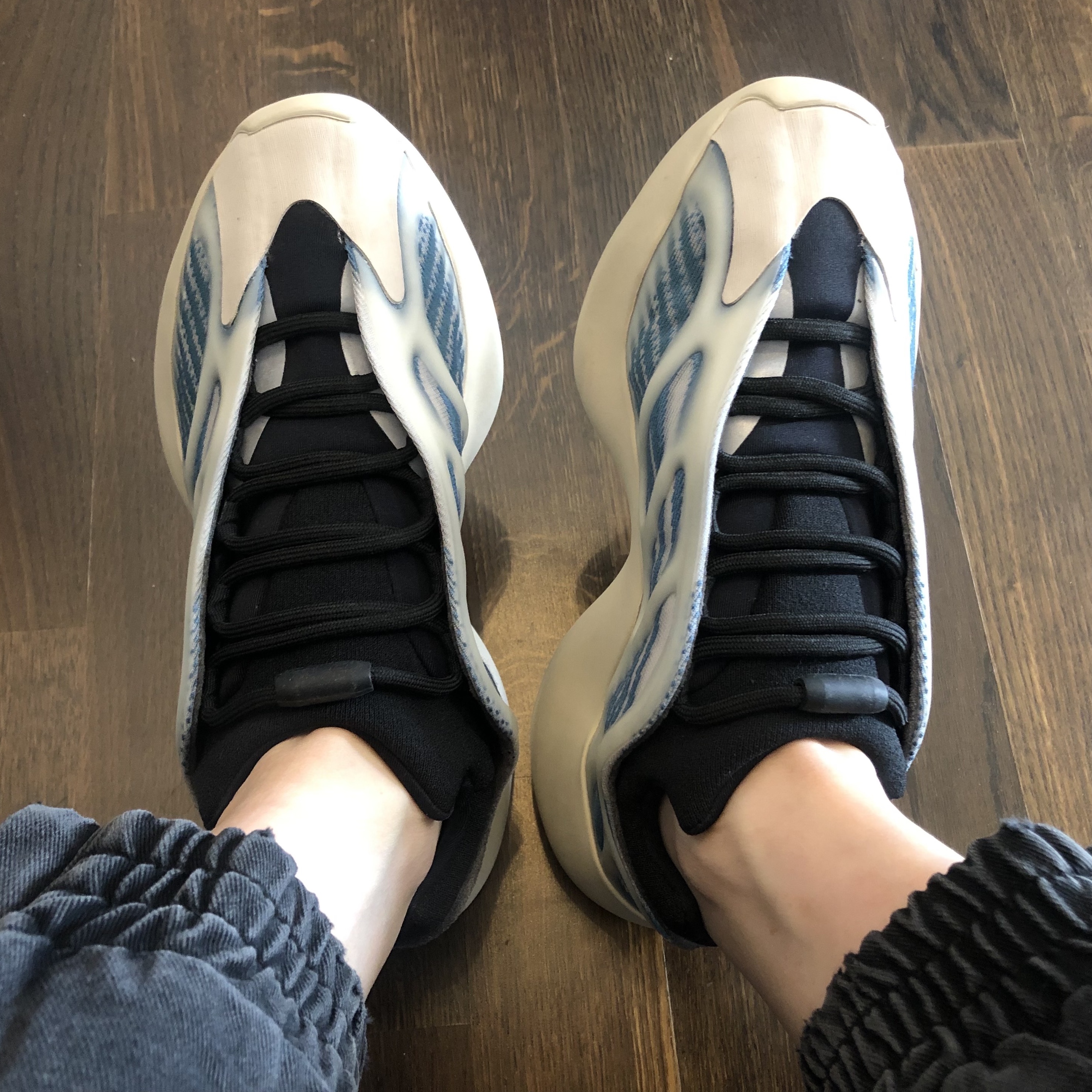 Adidas Yeezy 700 V3 Kyanite 착용 스타일 - 1