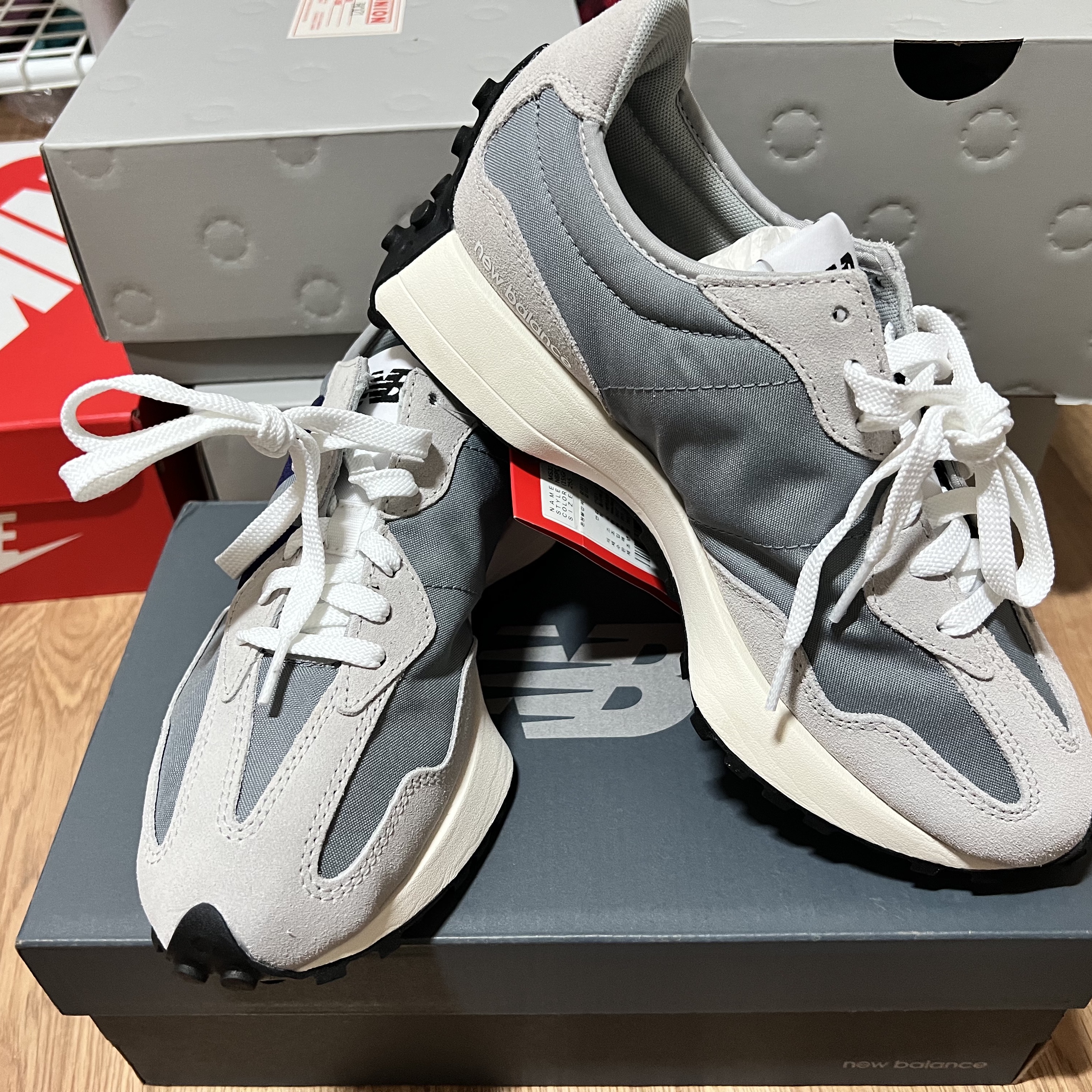 New Balance 327 Grey Purple 착용 스타일