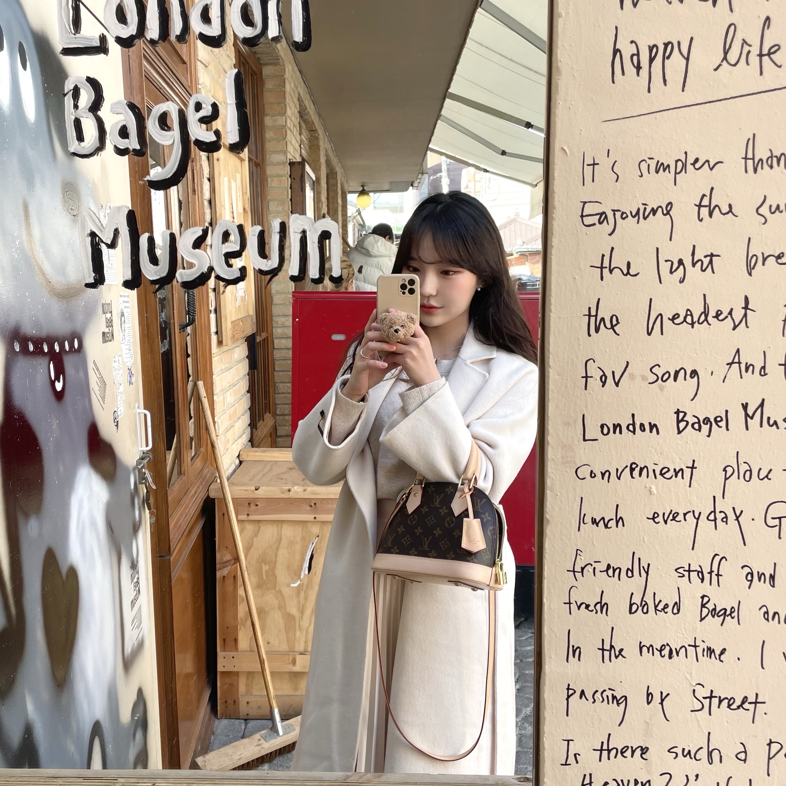 Louis Vuitton Alma BB Monogram 착용 스타일