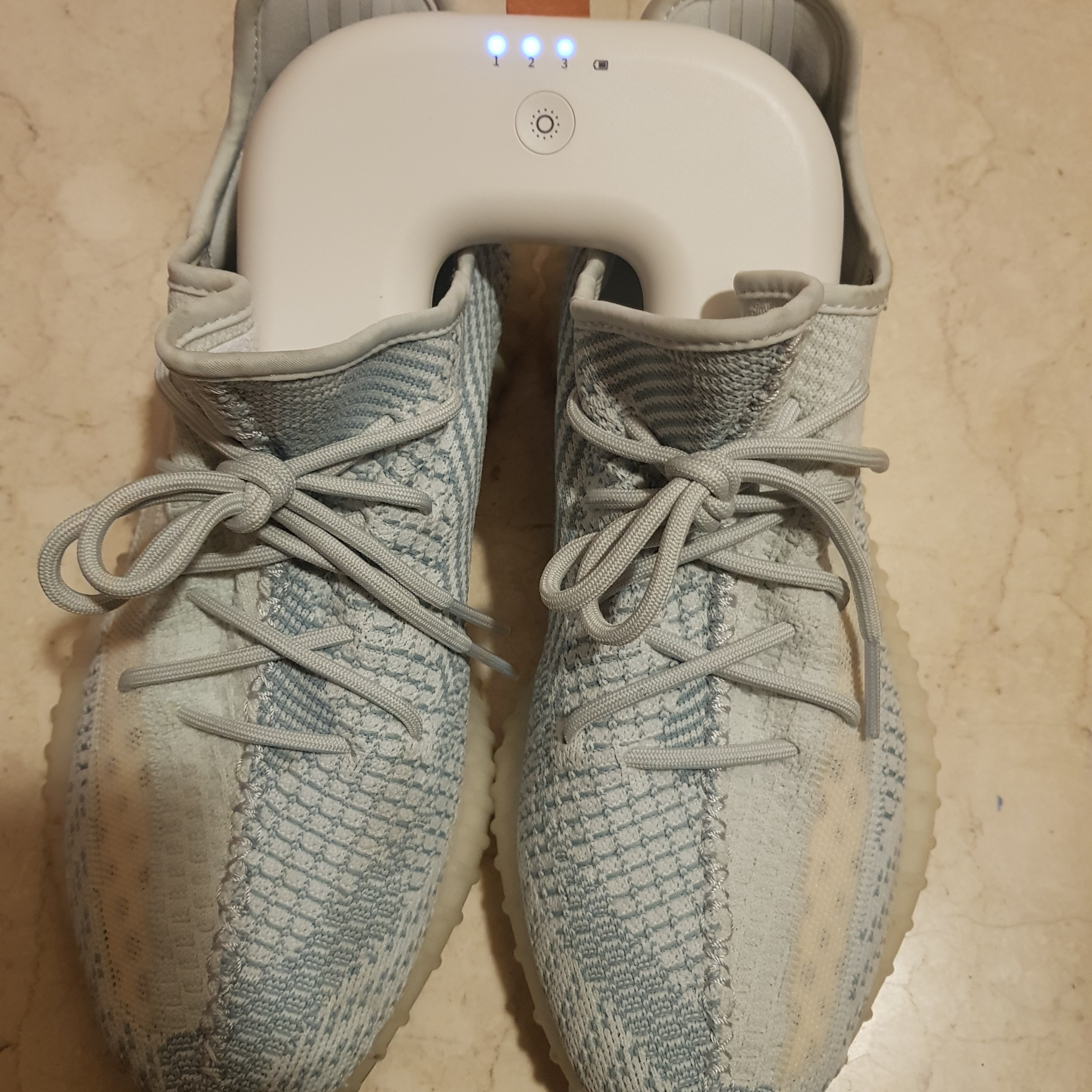Adidas Yeezy Boost 350 V2 Cloud White - Non-Reflective 착용 스타일 - 3