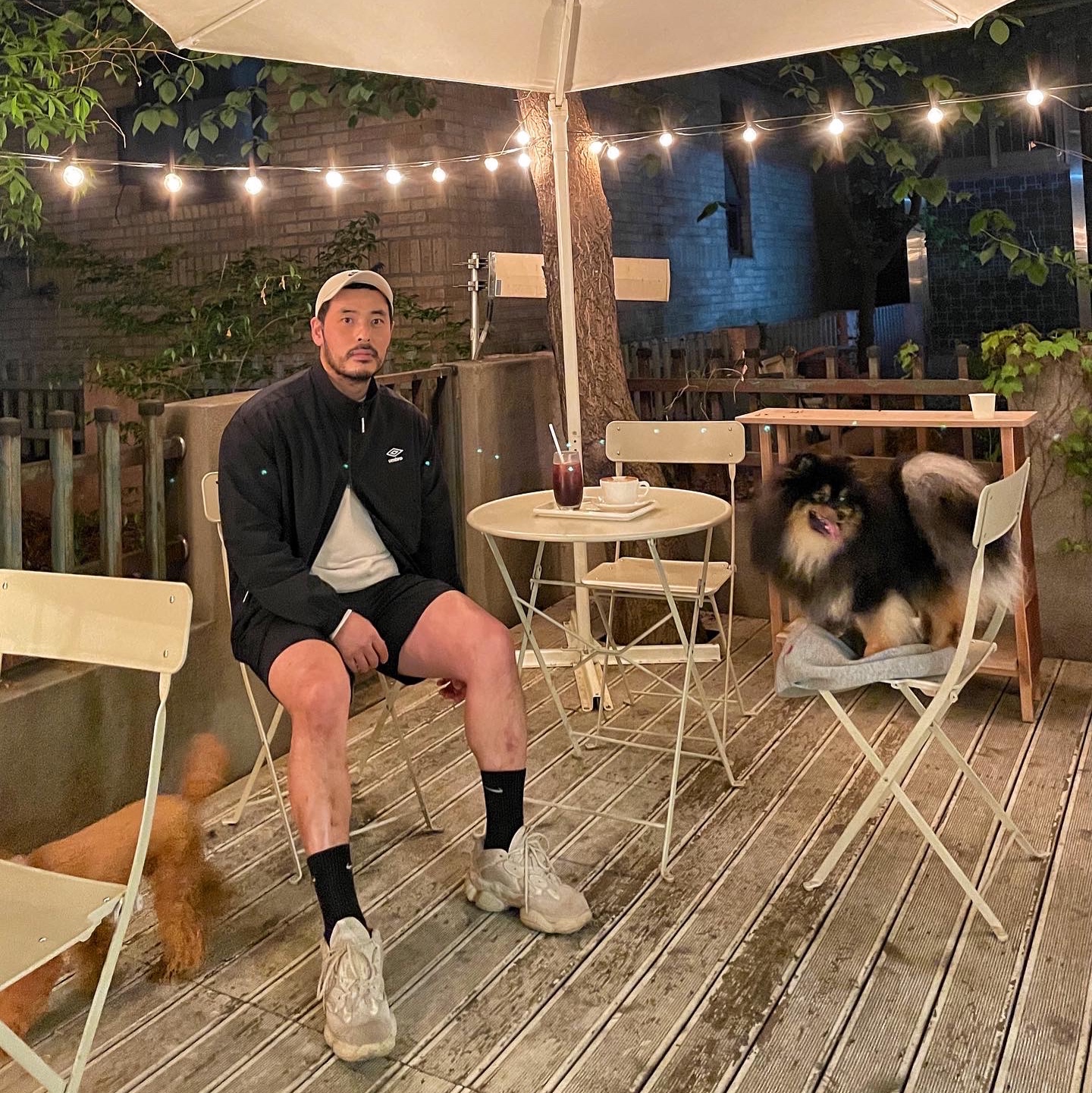 Adidas Yeezy 500 Blush 2018 착용 스타일 - 3