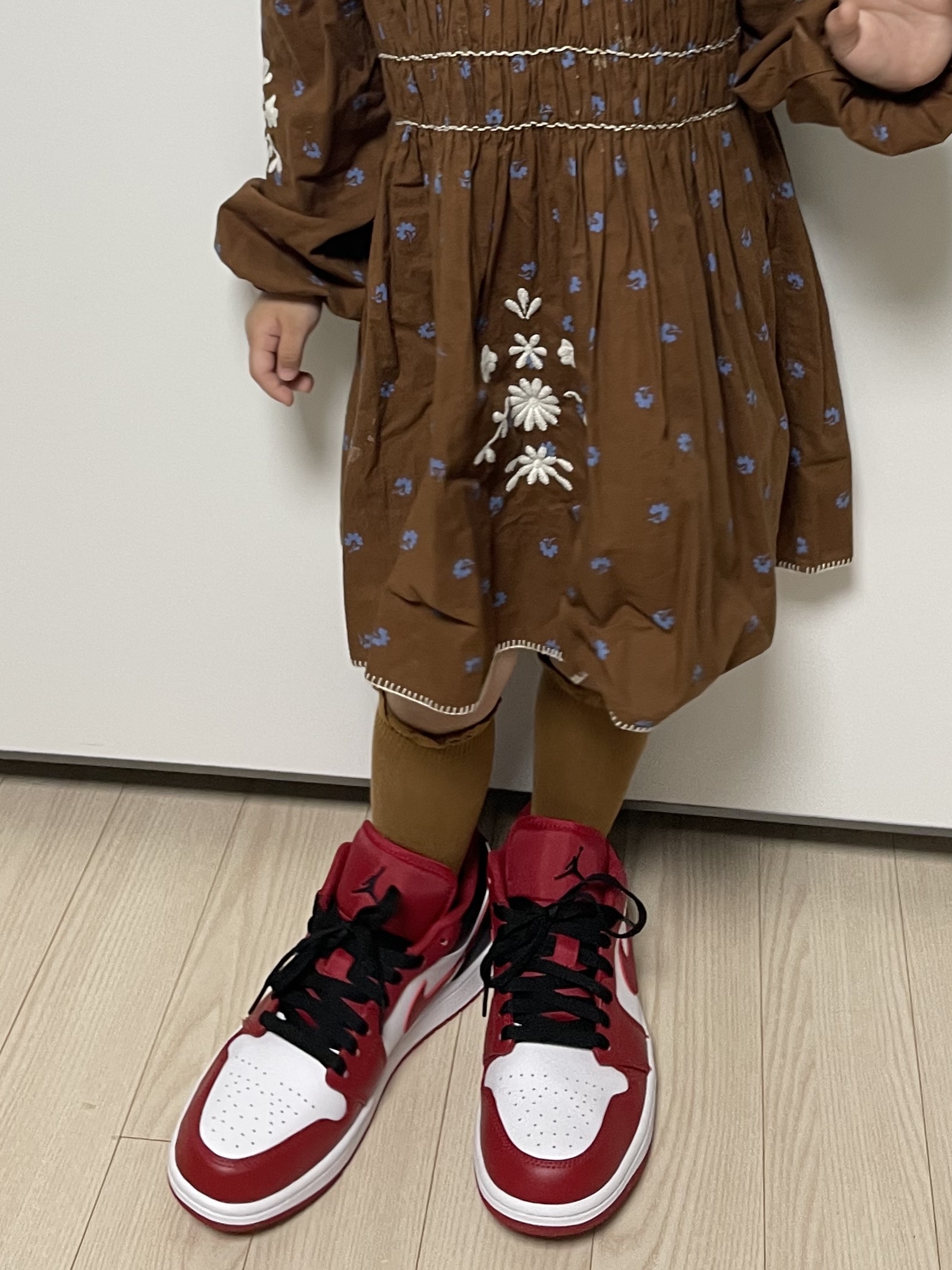 Jordan 1 Low White Gym Red Black, Crocs Classic Clog White 착용 스타일 - 2