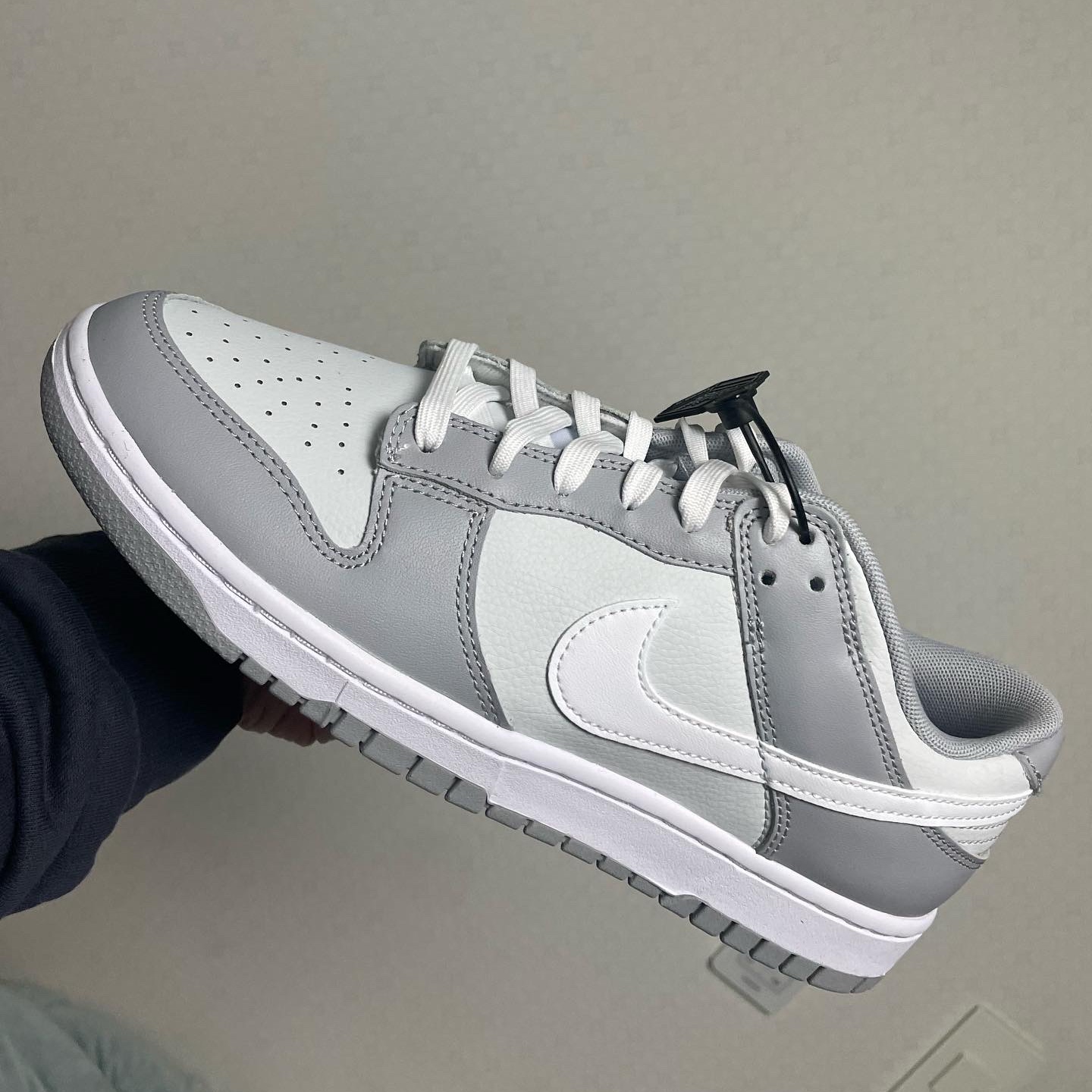 Nike Dunk Low Retro Wolf Grey 착용 스타일 - 2