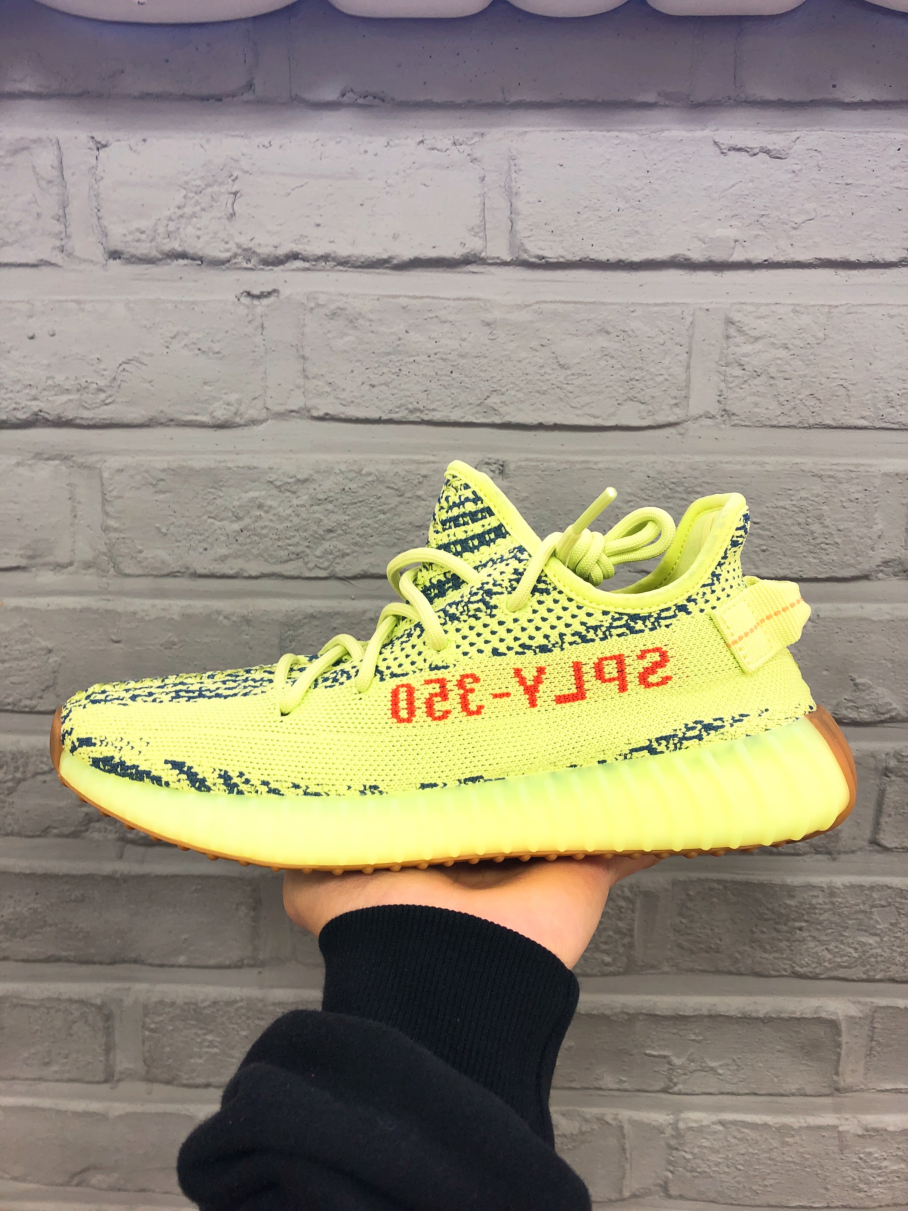Adidas Yeezy Boost 350 V2 Semi Frozen Yellow 착용 스타일