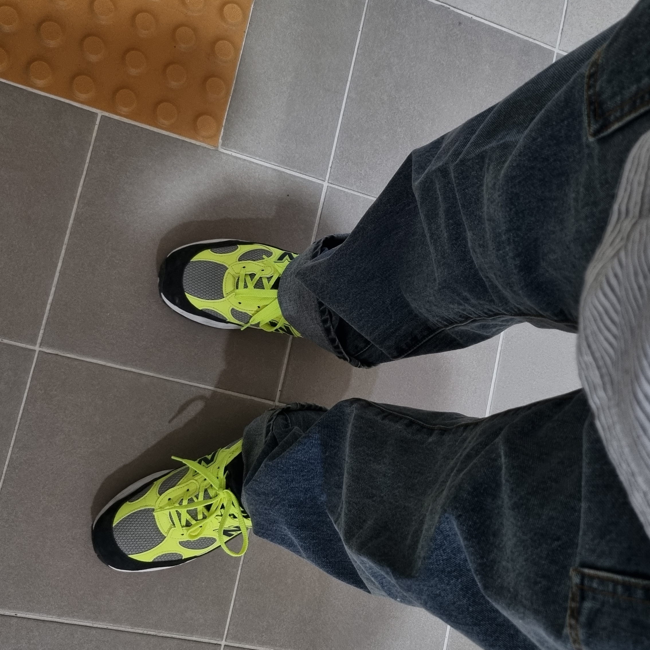 New Balance 992 Made in USA Bright Volt 착용 스타일