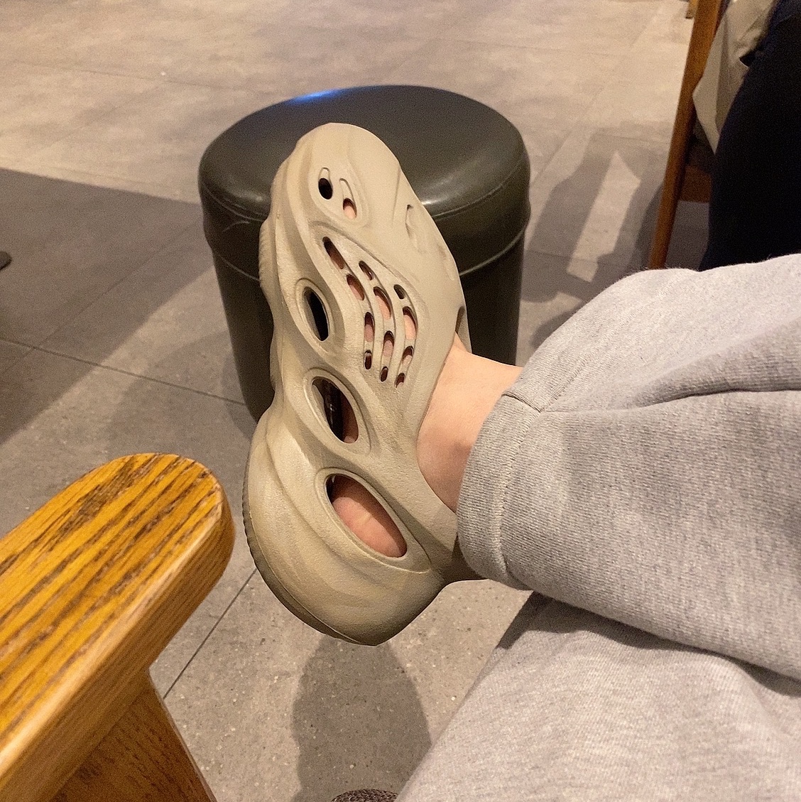Adidas Yeezy Foam RNNR Stone Sage 착용 스타일