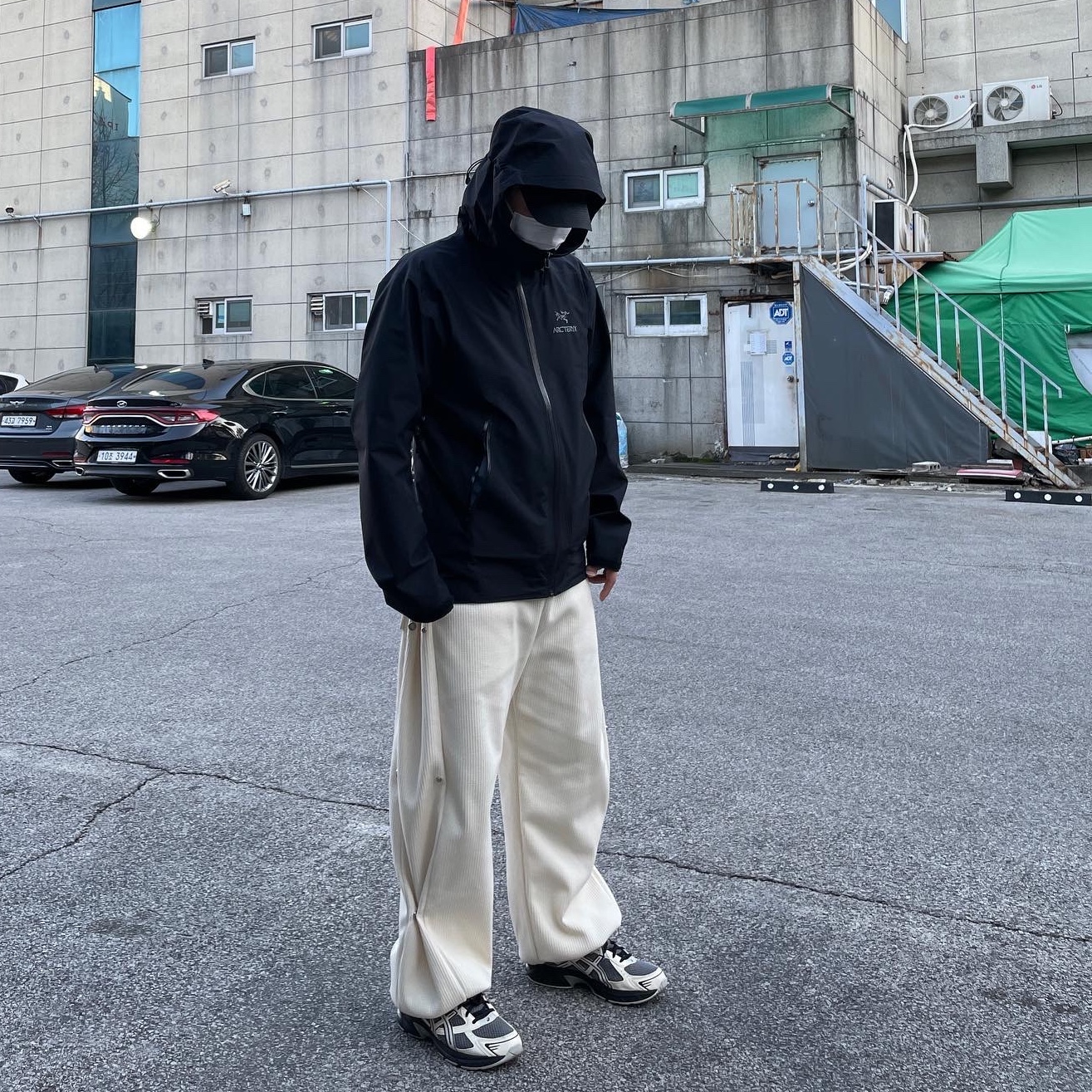 Arc'teryx Beta LT Jacket Black, Asics x I4P Gel-1130 Mink Glacier Grey 착용 스타일