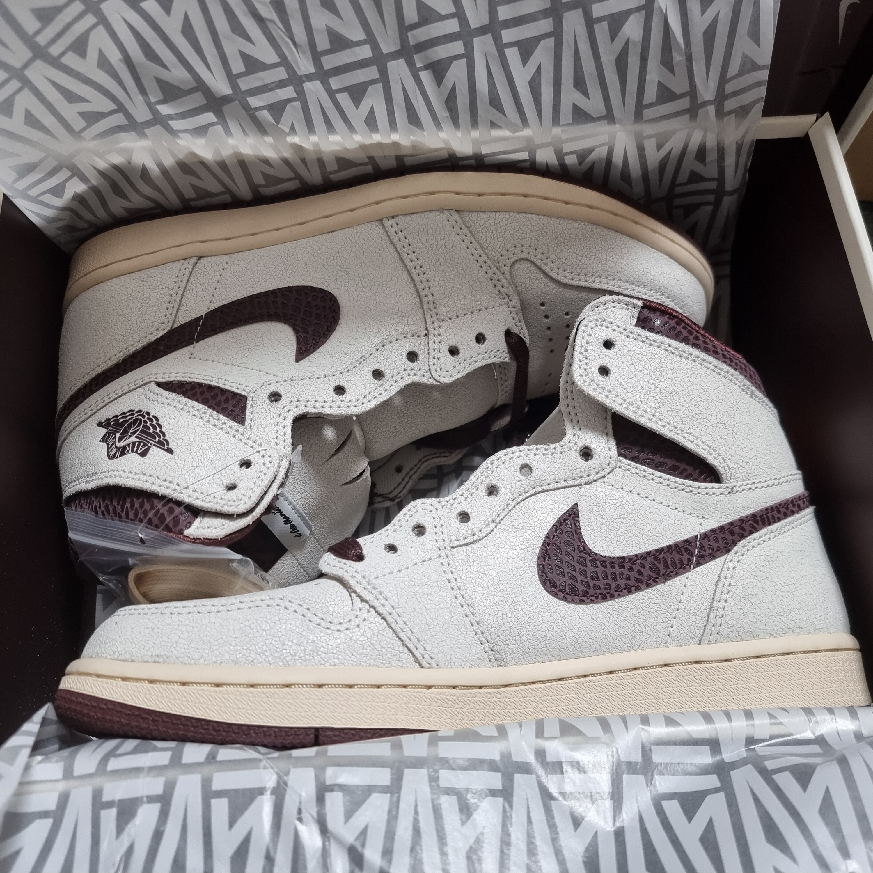 Jordan 1 x A Ma Maniere Retro High OG SP Sail and Burgundy 착용 스타일