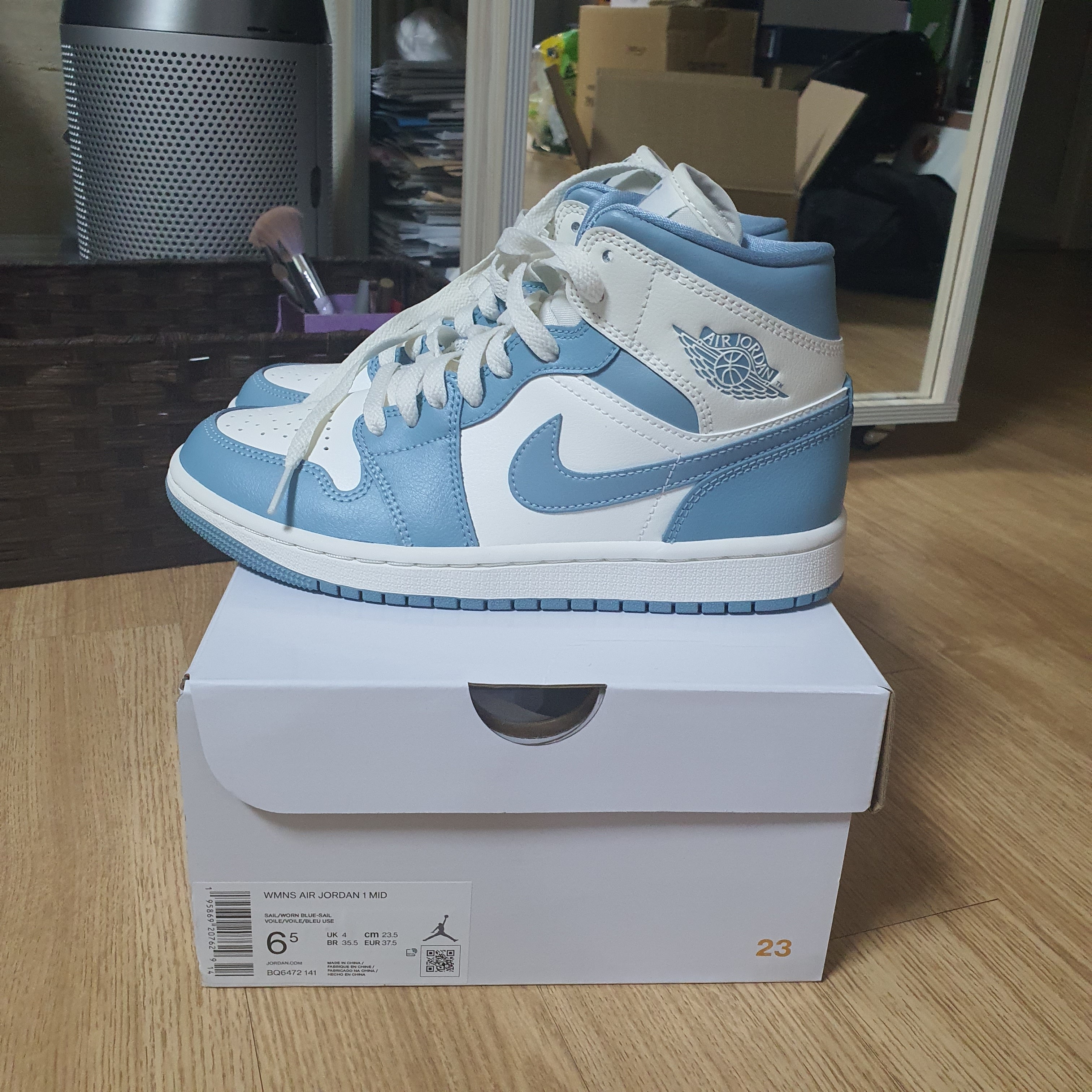 (W) Jordan 1 Mid Sail and Worn Blue 착용 스타일 - 3