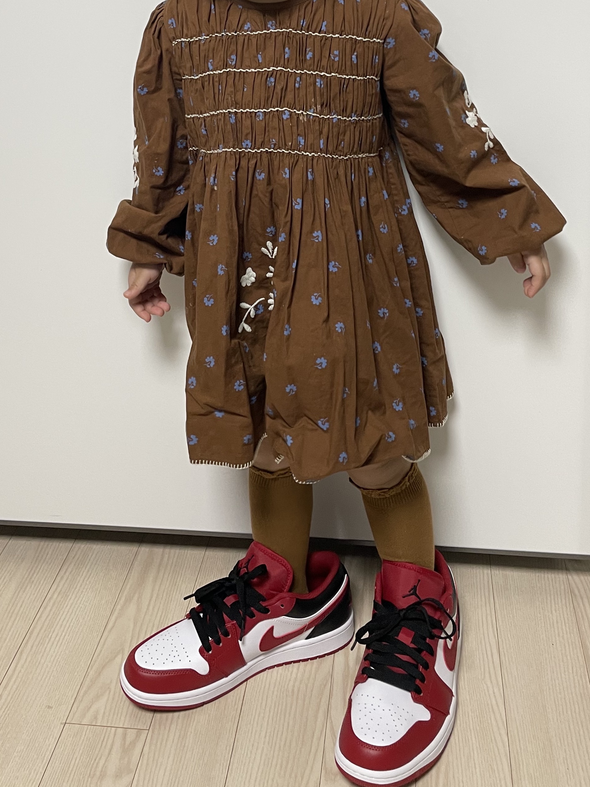 Jordan 1 Low White Gym Red Black, Crocs Classic Clog White 착용 스타일 - 1
