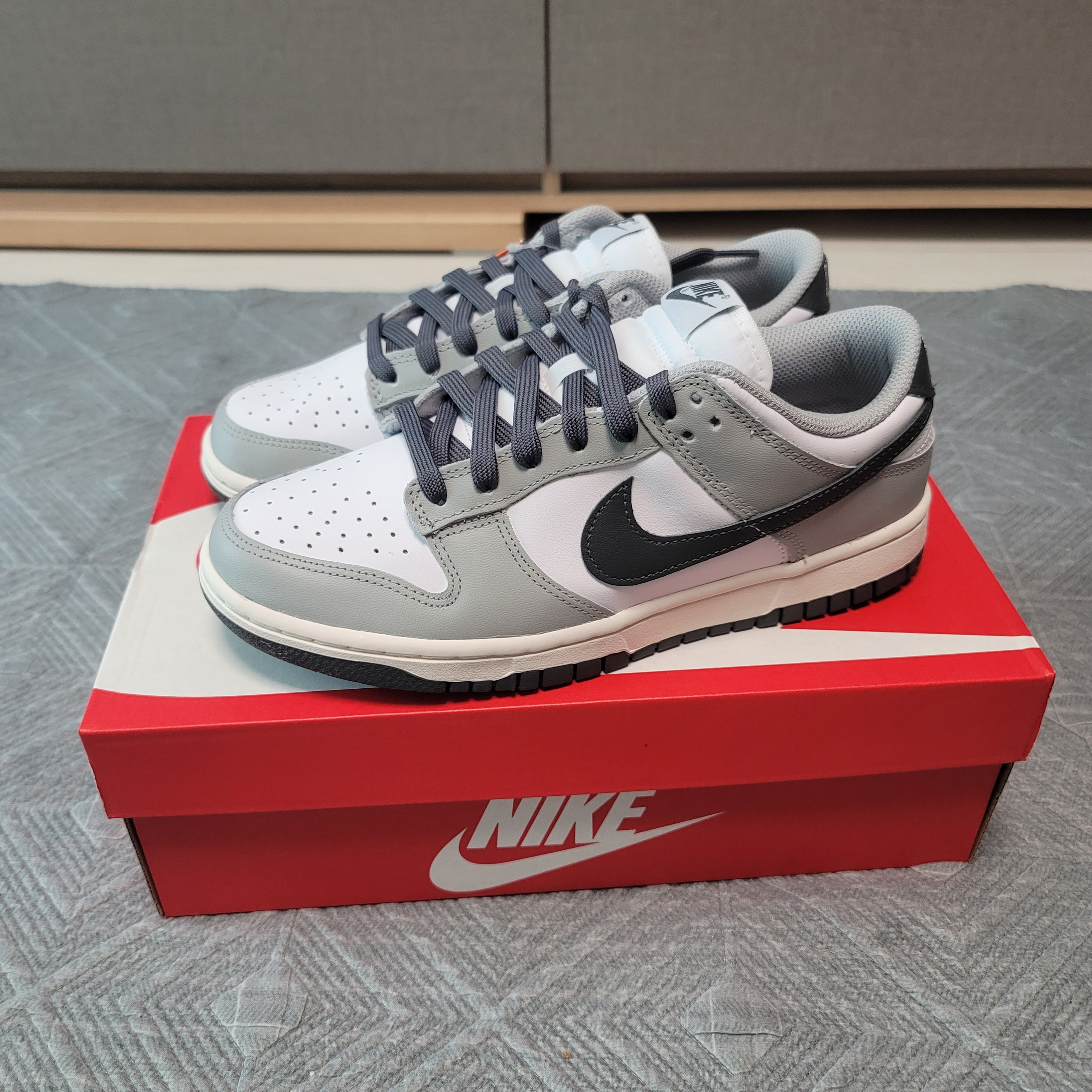 (W) Nike Dunk Low Light Smoke Grey 착용 스타일 - 1