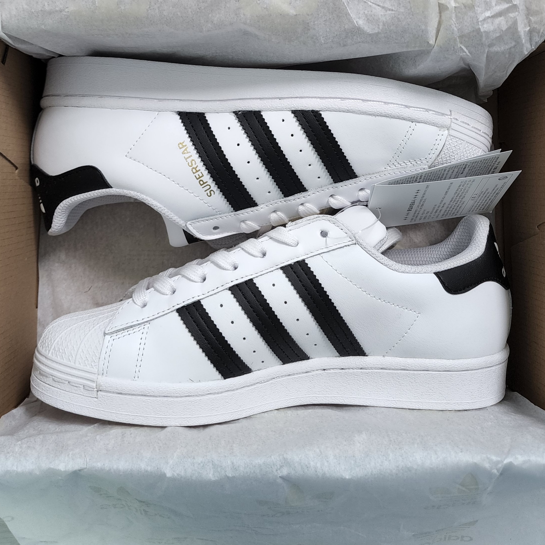 Adidas Superstar White Black 착용 스타일