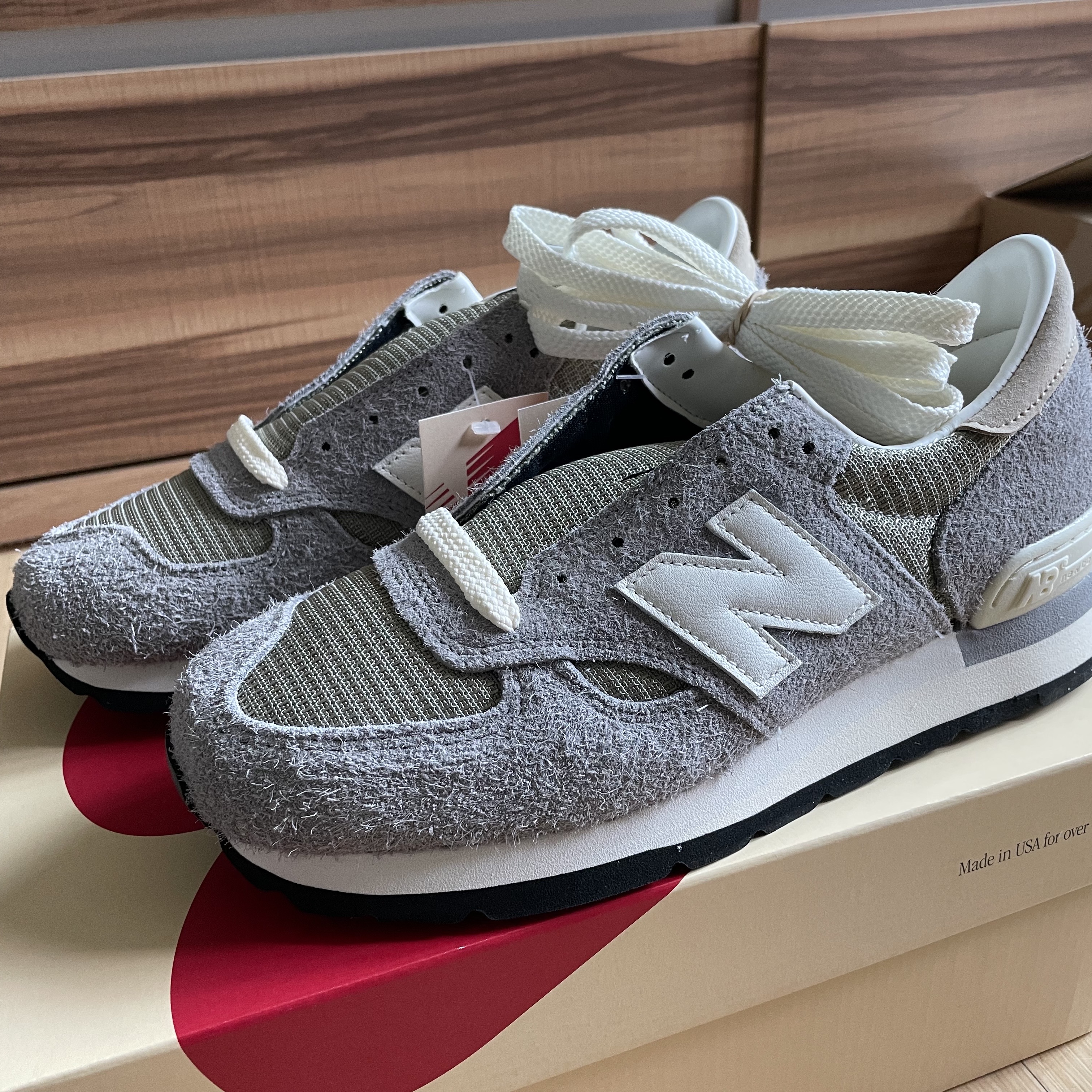 New Balance 990v1 Made in USA Marblehead Incense 착용 스타일 - 2