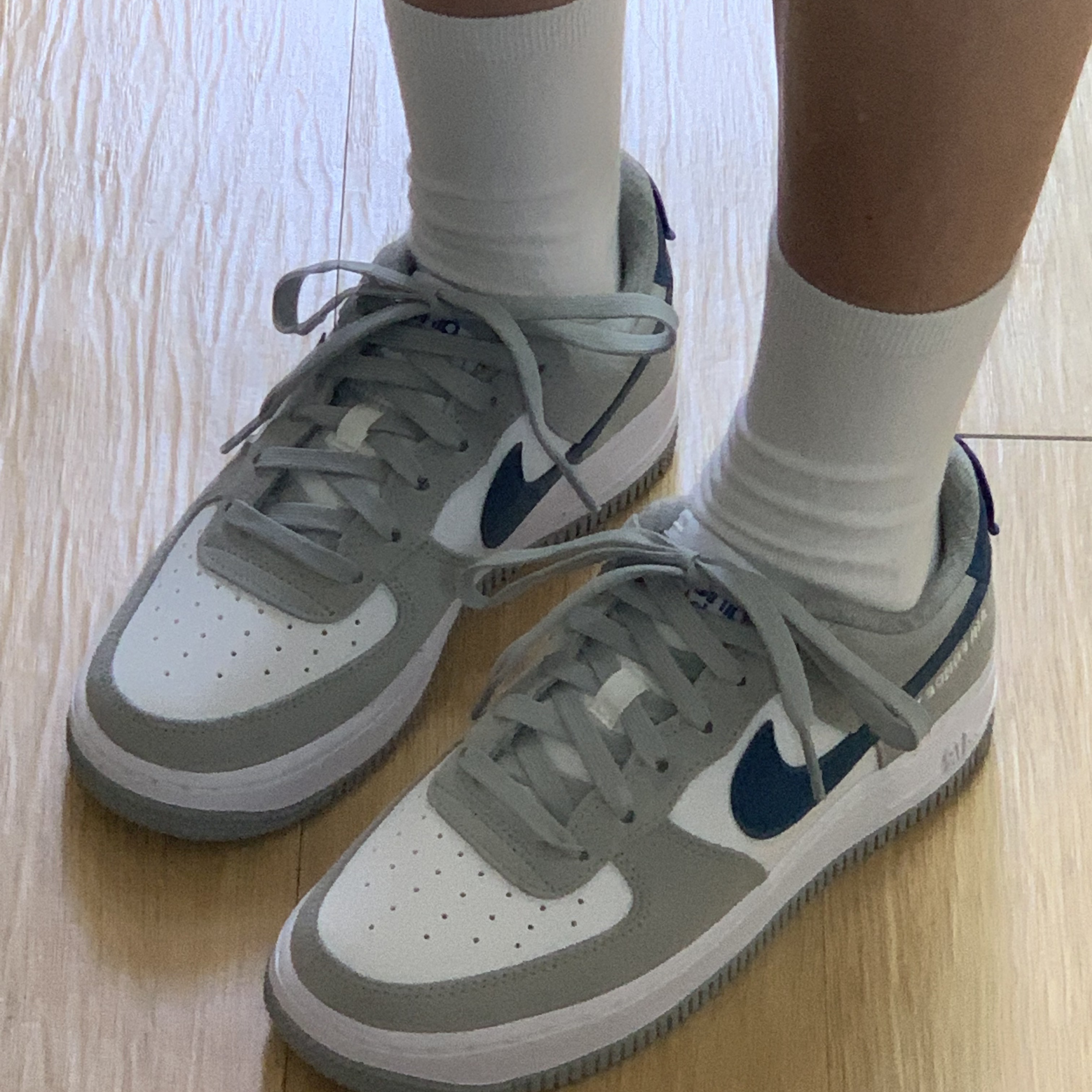 (GS) Nike Air Force 1 LV8 Athletic Club Light Smoke Grey Marina 착용 스타일