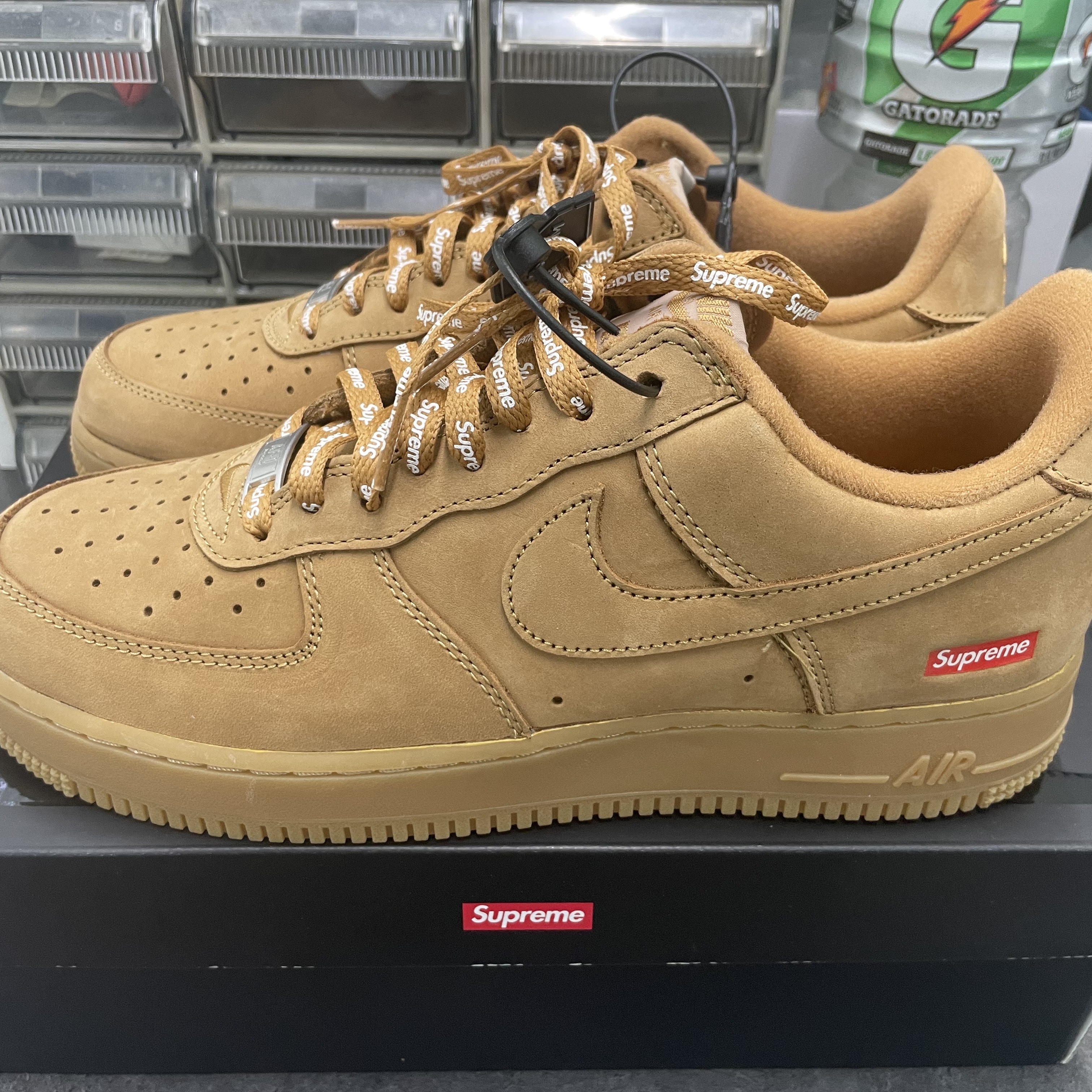 Nike x Supreme Air Force 1 Low Flax 착용 스타일