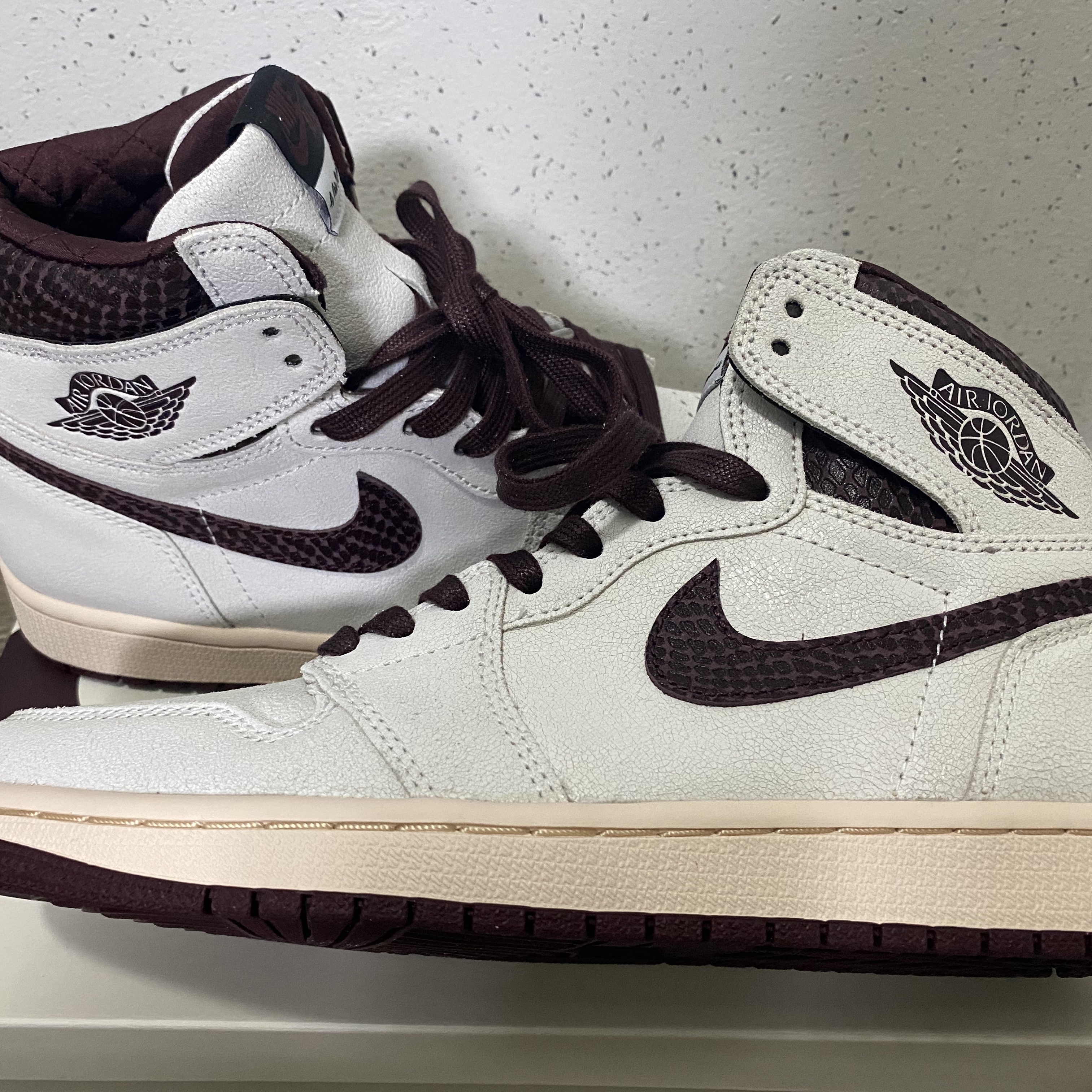 Jordan 1 x A Ma Maniere Retro High OG SP Sail and Burgundy 착용 스타일 - 1