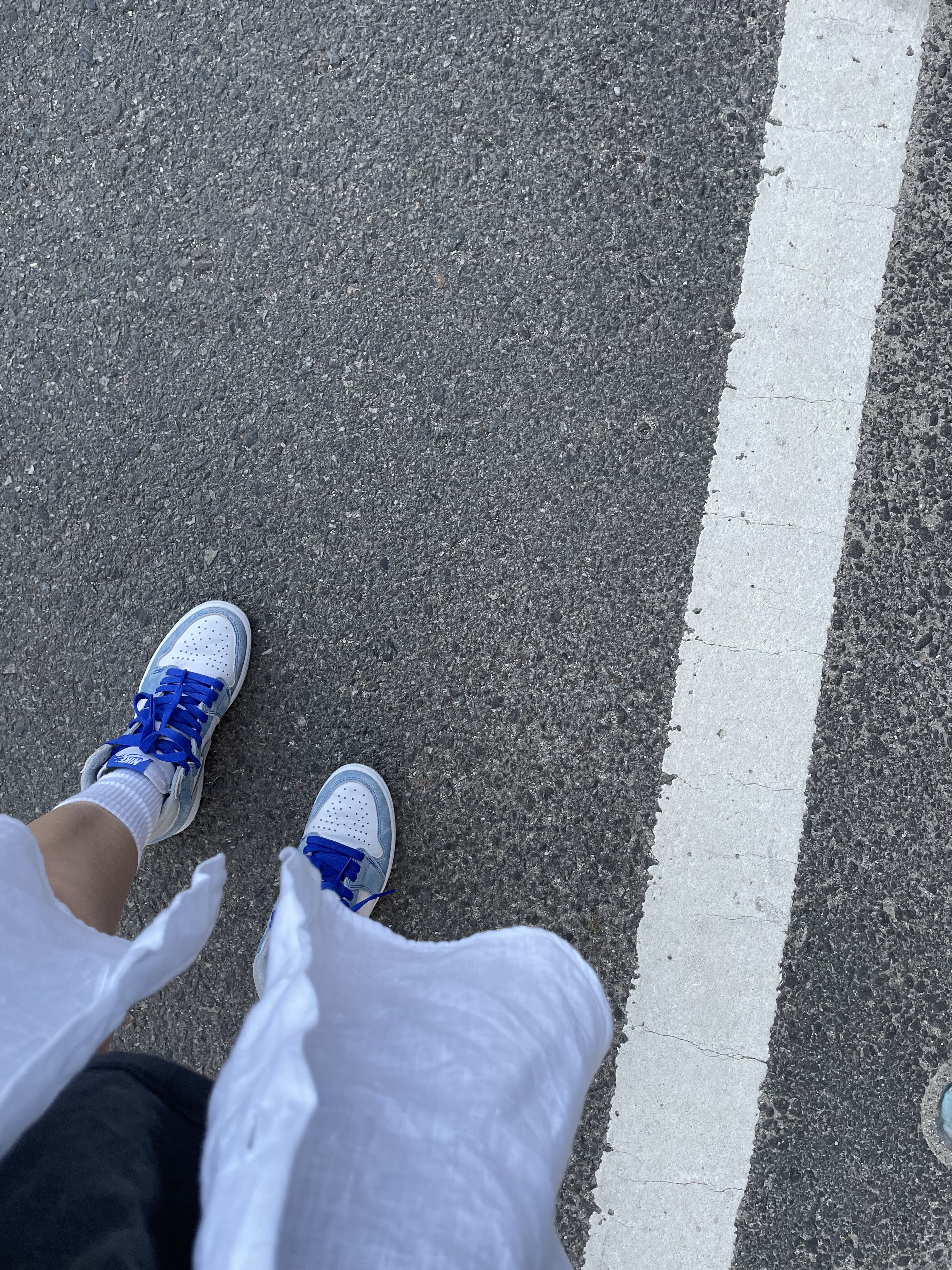 Jordan 1 Retro High OG Hyper Royal 착용 스타일