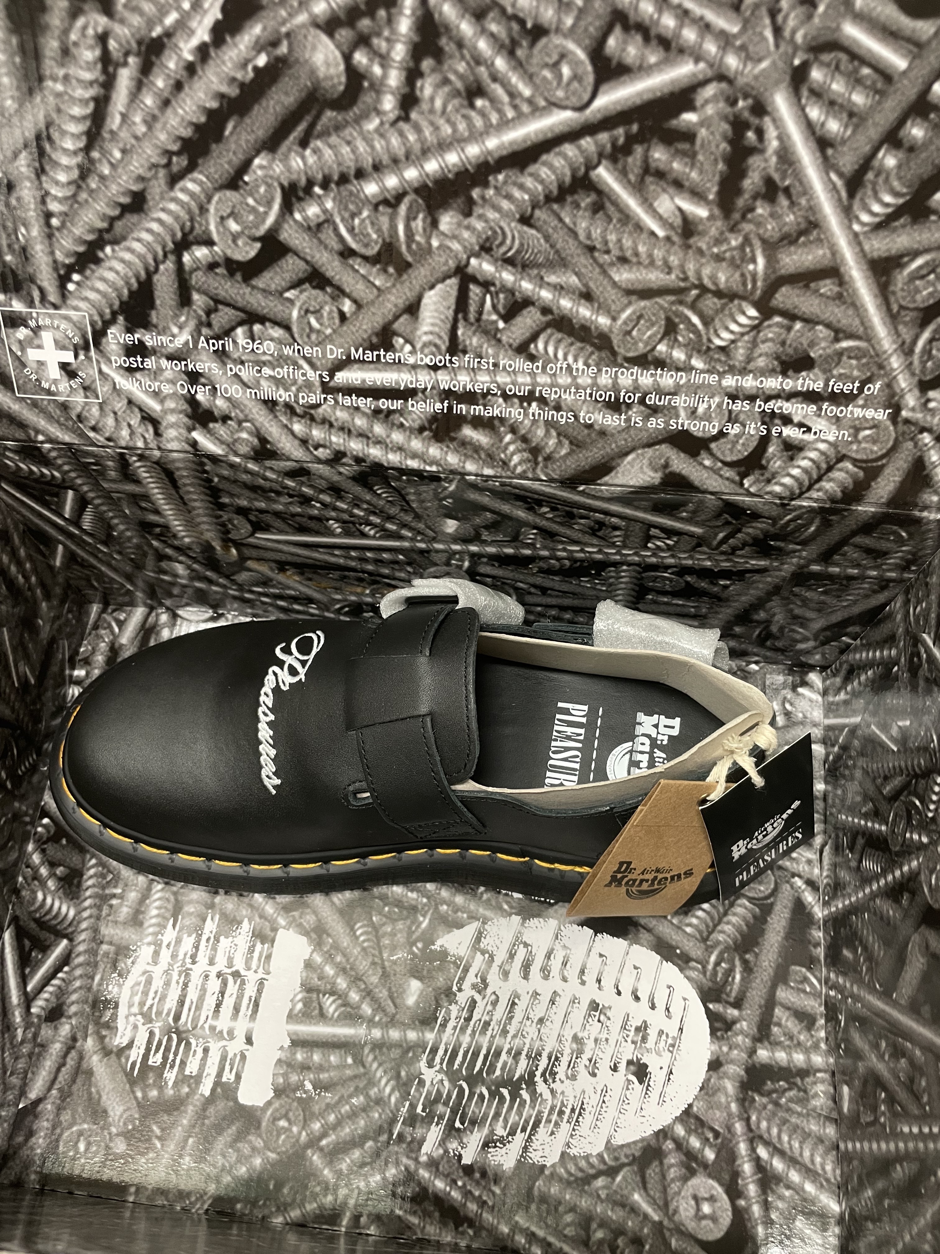 Dr. Martens x Pleasures Jorge Leather Mules Black 착용 스타일 - 5