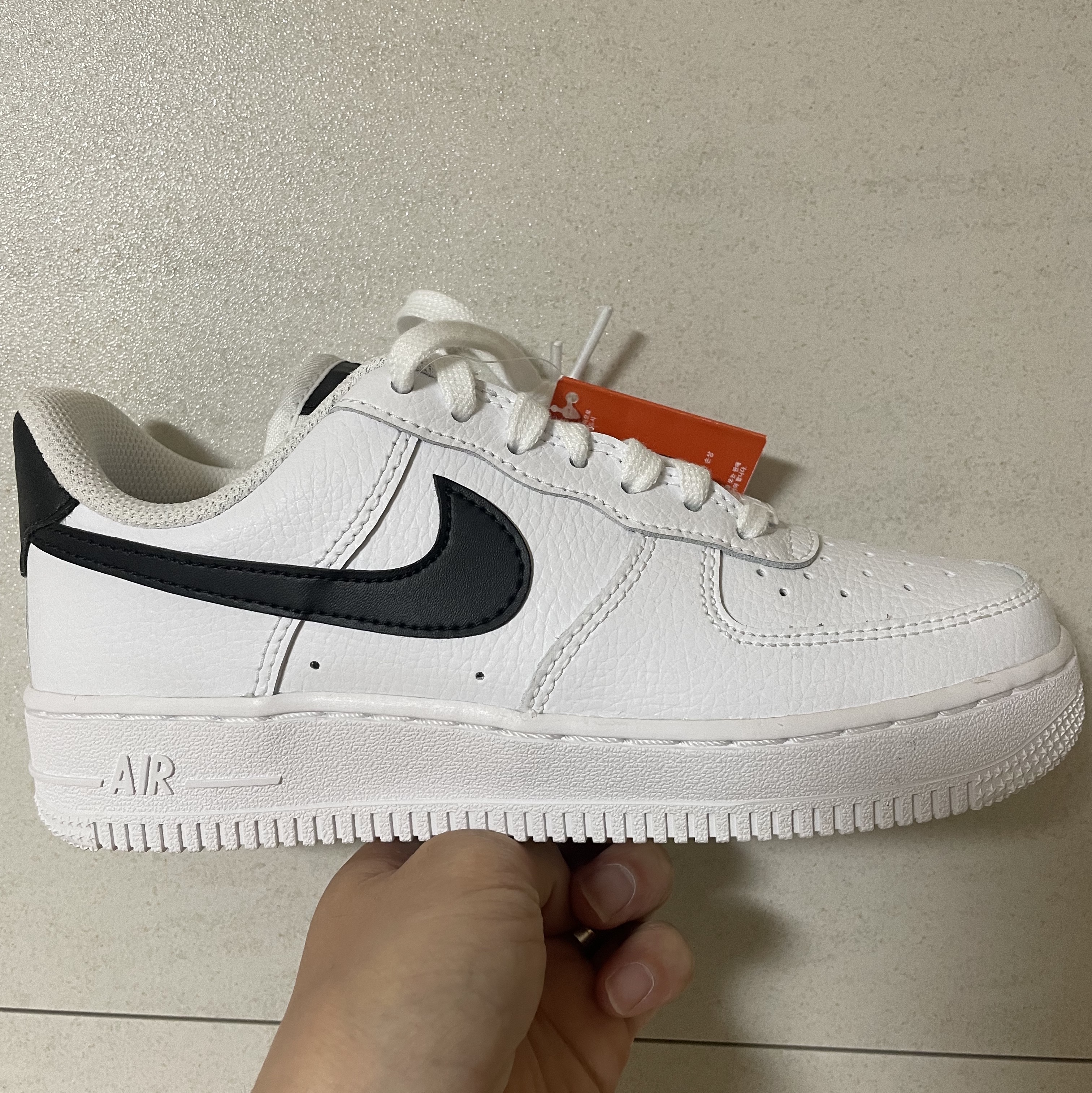 (W) Nike Air Force 1 '07 White Black 착용 스타일