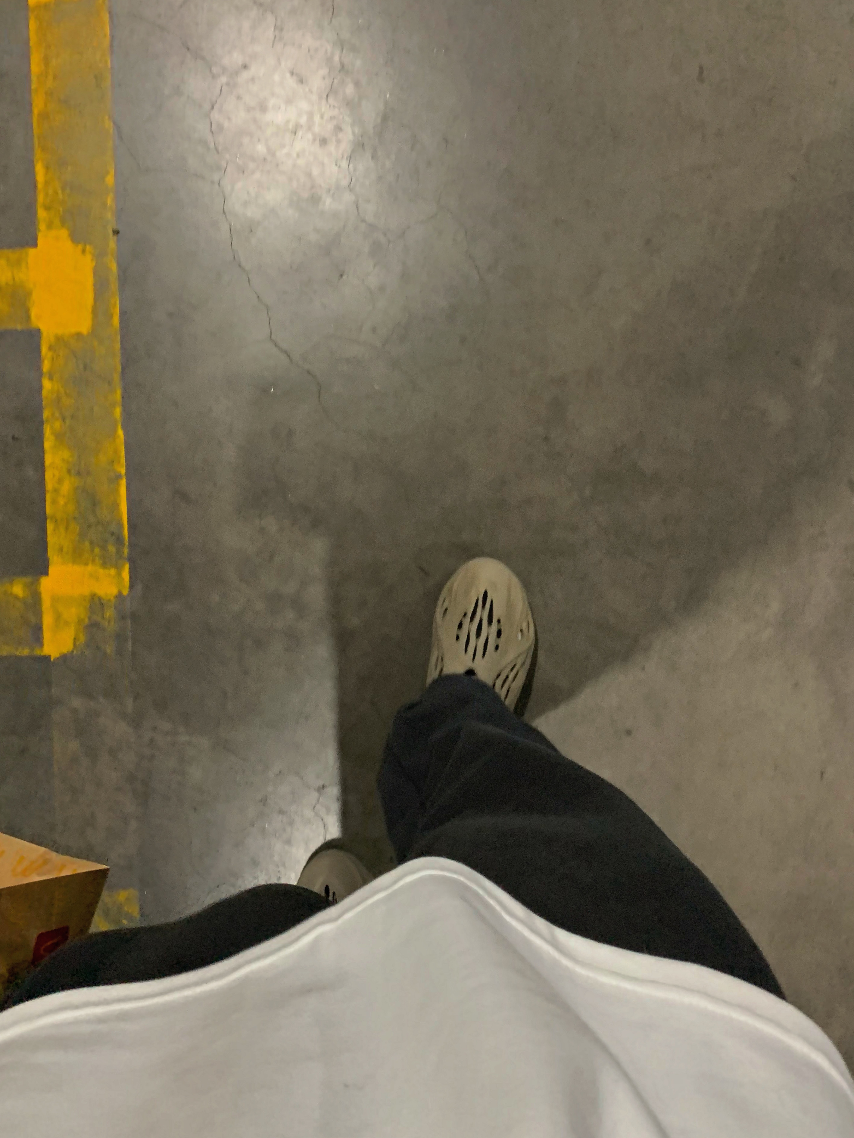Adidas Yeezy Foam RNNR Stone Sage 착용 스타일