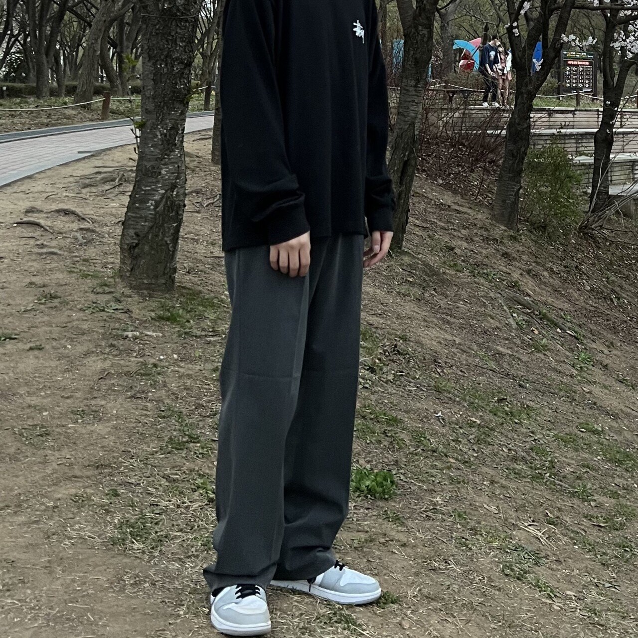 Jordan 1 Mid Light Smoke Grey Anthracite, Stussy Basic Stussy LS T-Shirt Black 2021 착용 스타일