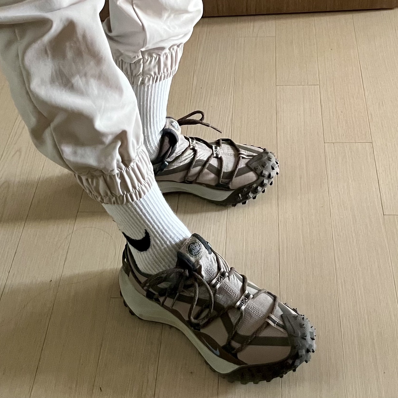 Nike ACG Mountain Fly Low Ironstone 착용 스타일 - 4