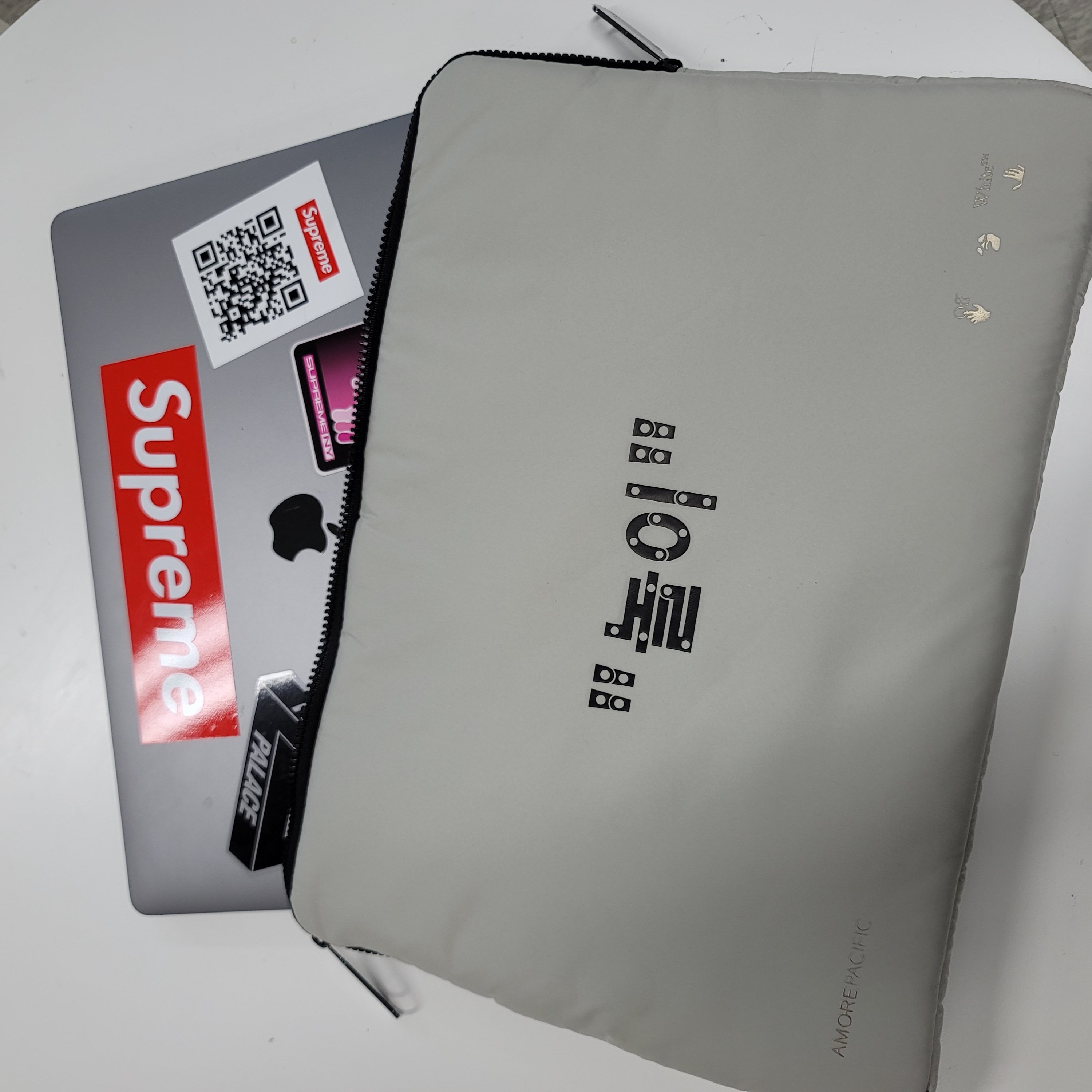 Off-White x Amore Pacific Play Kit 착용 스타일