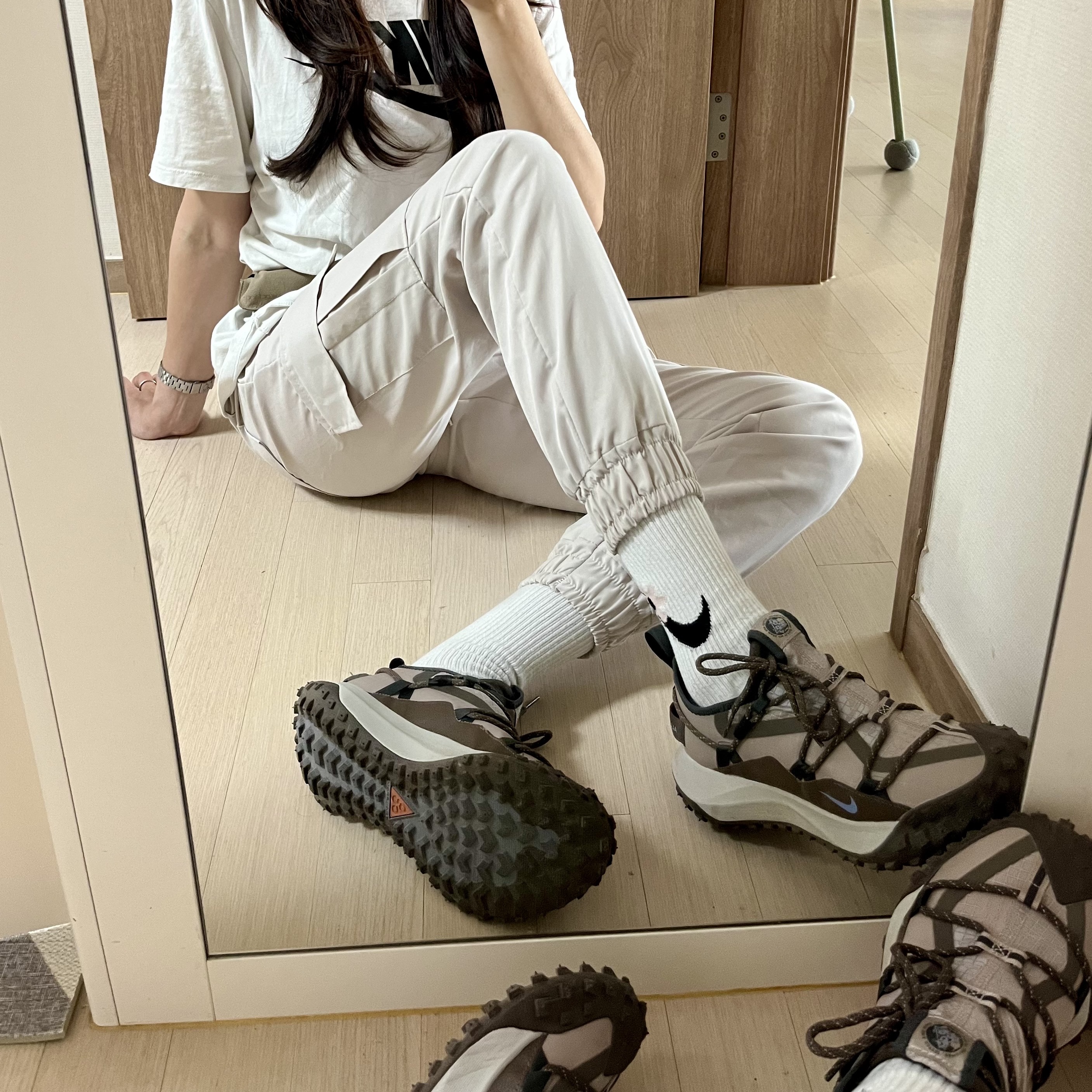 Nike ACG Mountain Fly Low Ironstone 착용 스타일 - 2