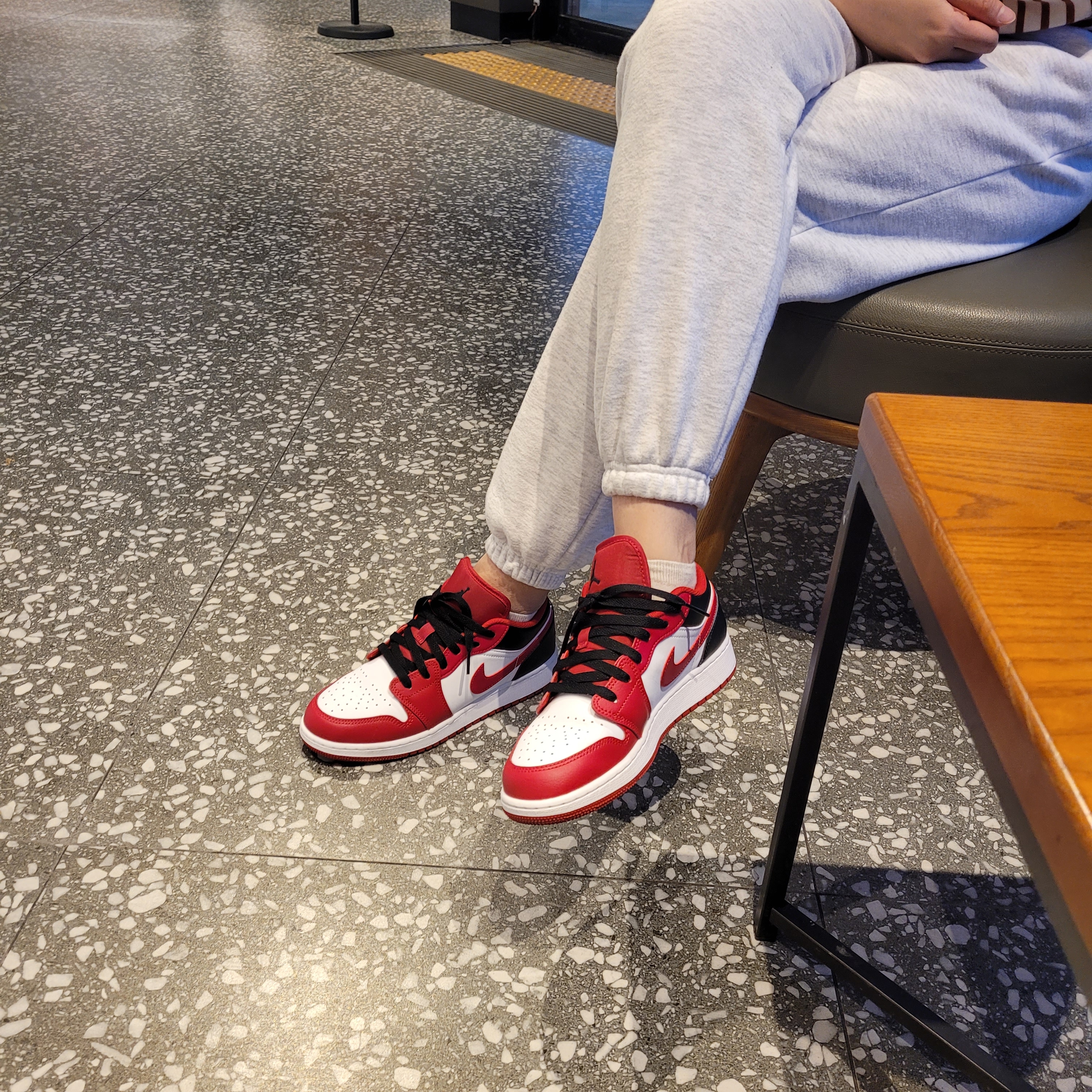 (GS) Jordan 1 Low White Gym Red Black 착용 스타일