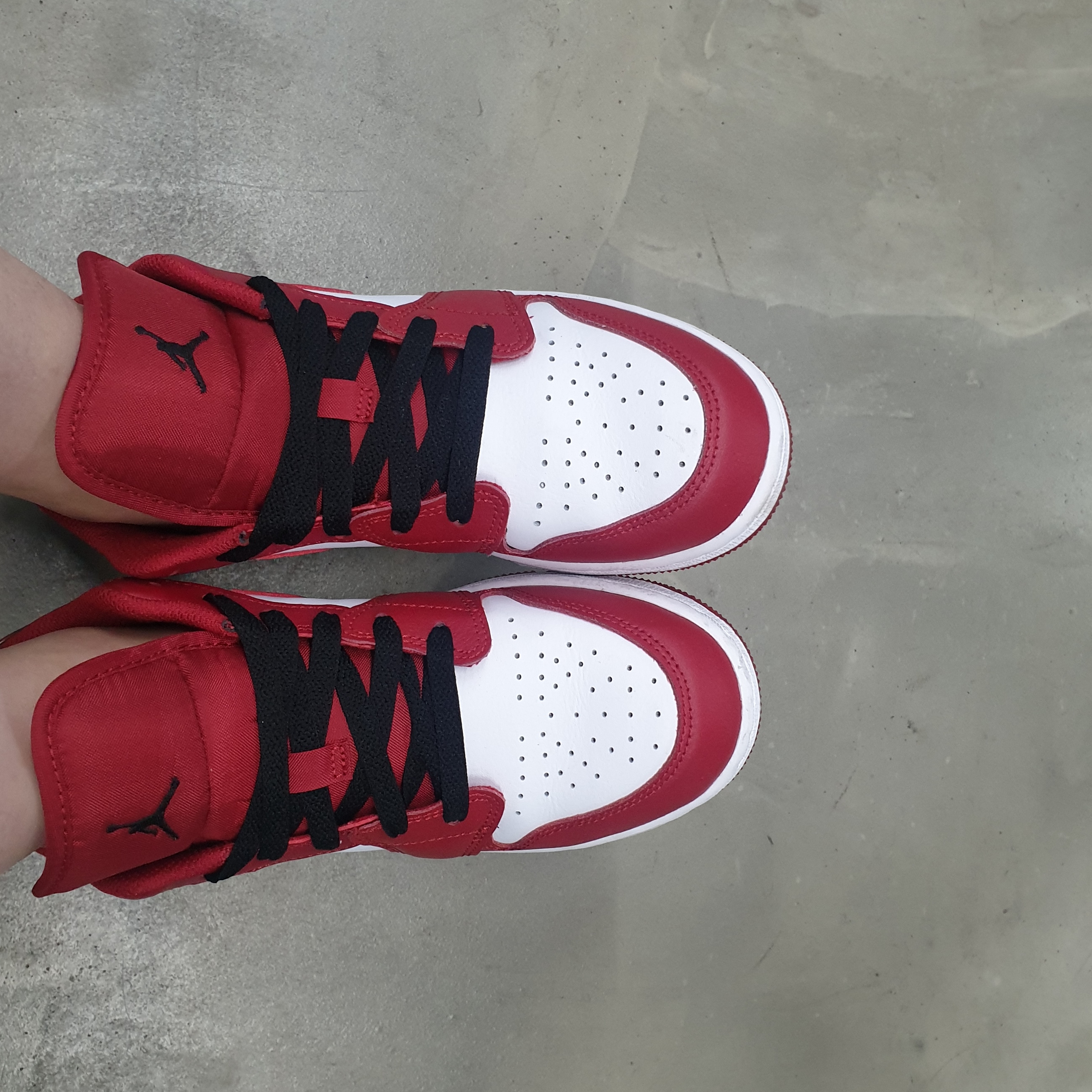 (GS) Jordan 1 Low White Gym Red Black 착용 스타일 - 5
